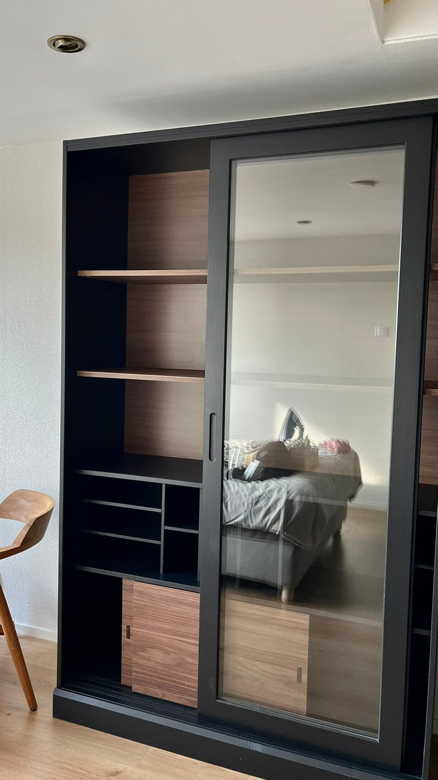 WOOOD James (vitrine)kast zwart/walnoot – mooie blikvanger, Huis en Inrichting, Ophalen, 50 tot 100 cm, Zo goed als nieuw, 150 tot 200 cm