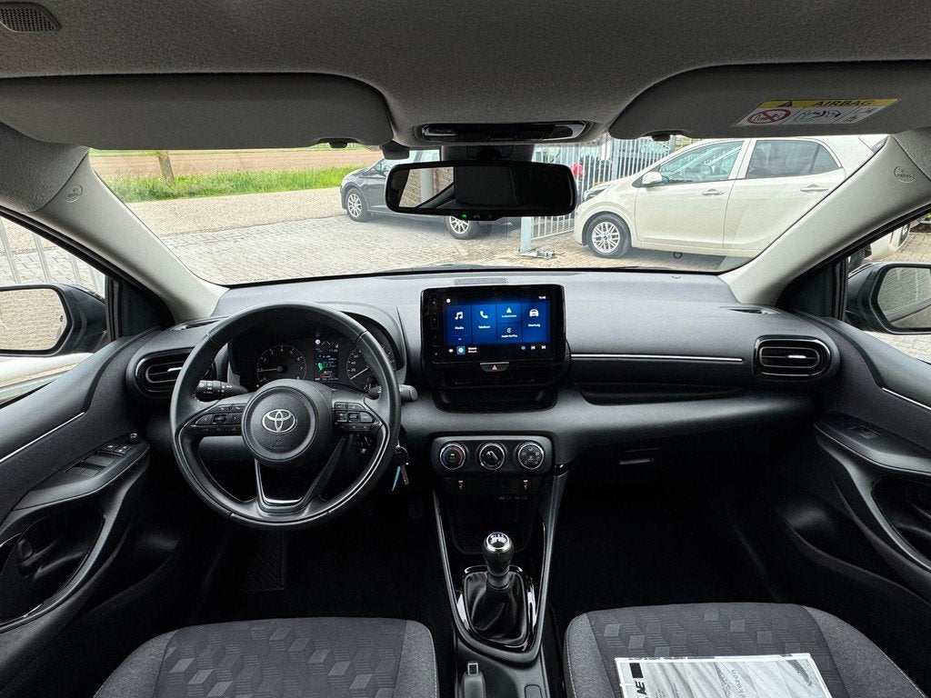 Toyota Yaris 1.5 VVT-i First Edition LED / CARPLAY / STOELVE, Gebruikt, Zwart, 4 stoelen, Zwart