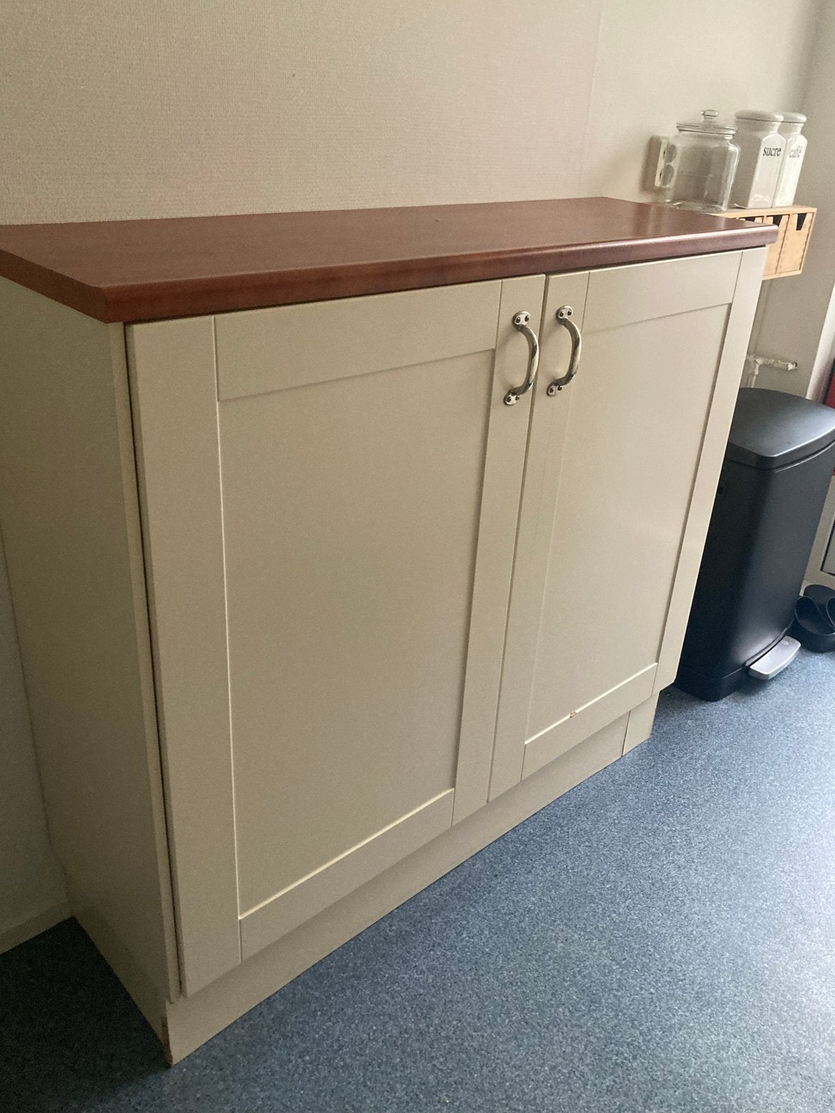 Opbergkast met houten blad en twee deuren, Ophalen, Gebruikt