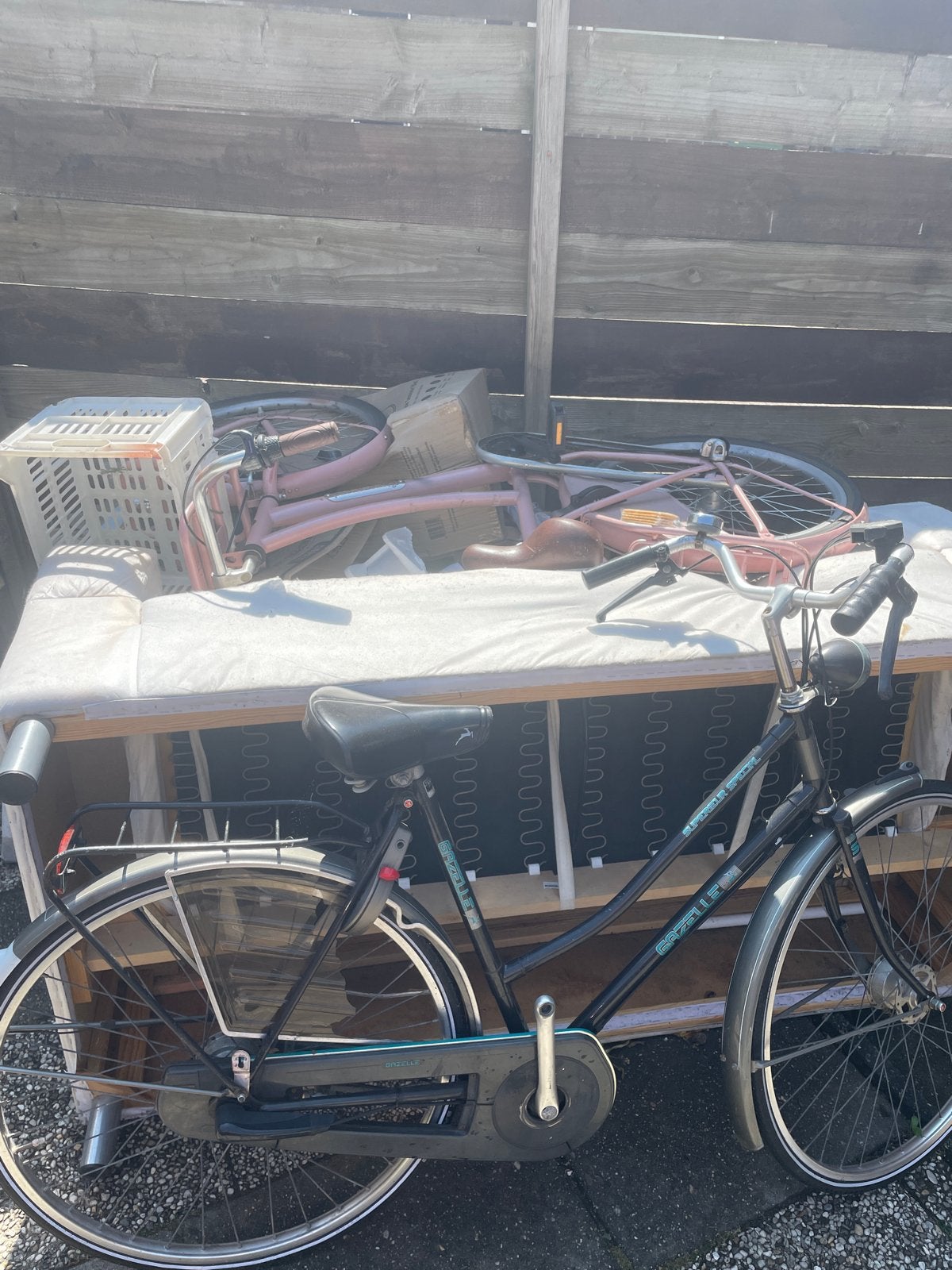 2 gebruikte fietsen: Gazelle en roze damesfiets, Fietsen en Brommers, Fietsen | Dames | Damesfietsen, Ophalen, Gebruikt, Gazelle