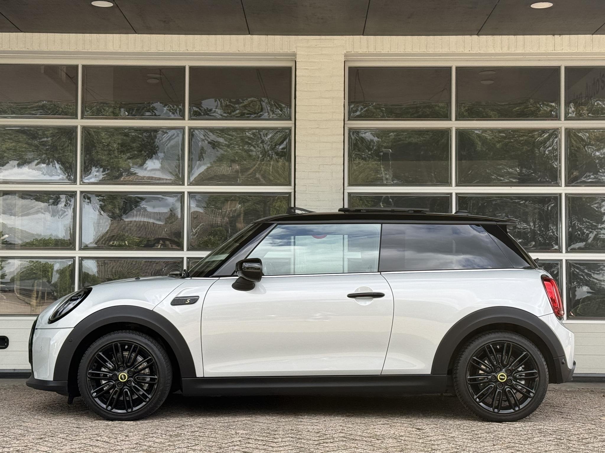MINI Cooper SE Classic Trim 33kW | PANORAMA | KEYLESS | HARM, Auto's, Stof, Zwart, 33 kWh, Adaptive Cruise Control