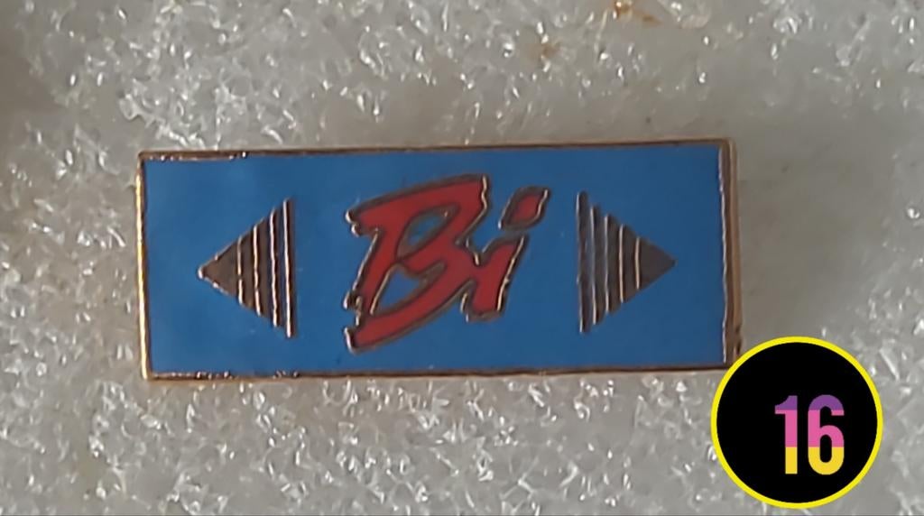 Vintage 'Bi' Pin - Blauw met Rood Logo, Verzenden