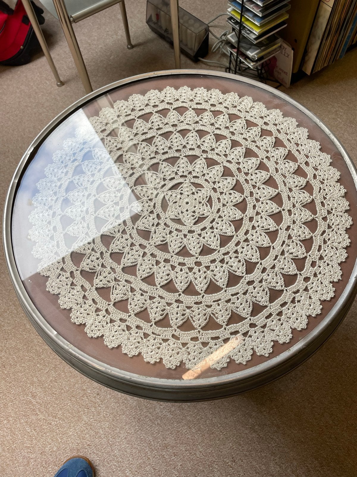 Vintage bijzettafel met gehaakt kleedje onder glas, Ophalen