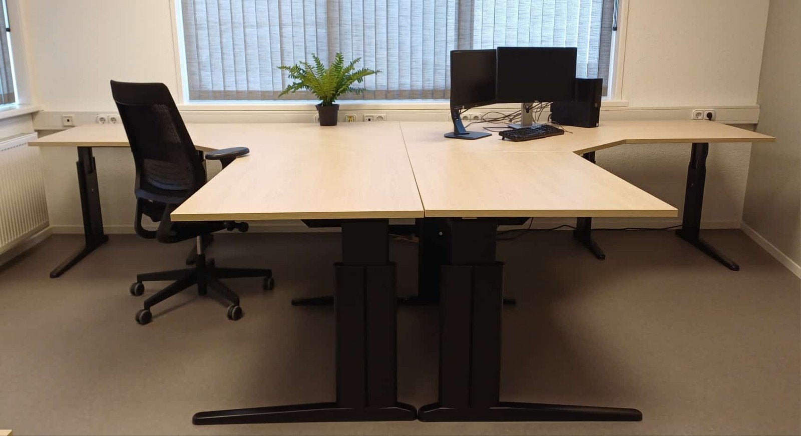 2 Grote bureaus, Ophalen, Zo goed als nieuw