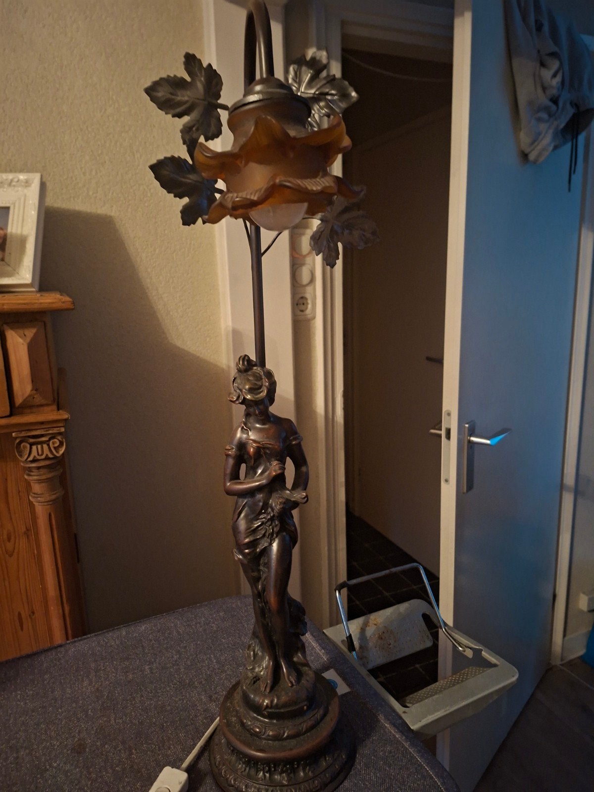 Antieke tafellamp met bronzen beeld van vrouw, Antiek en Kunst, Antiek | Lampen, Ophalen of Verzenden
