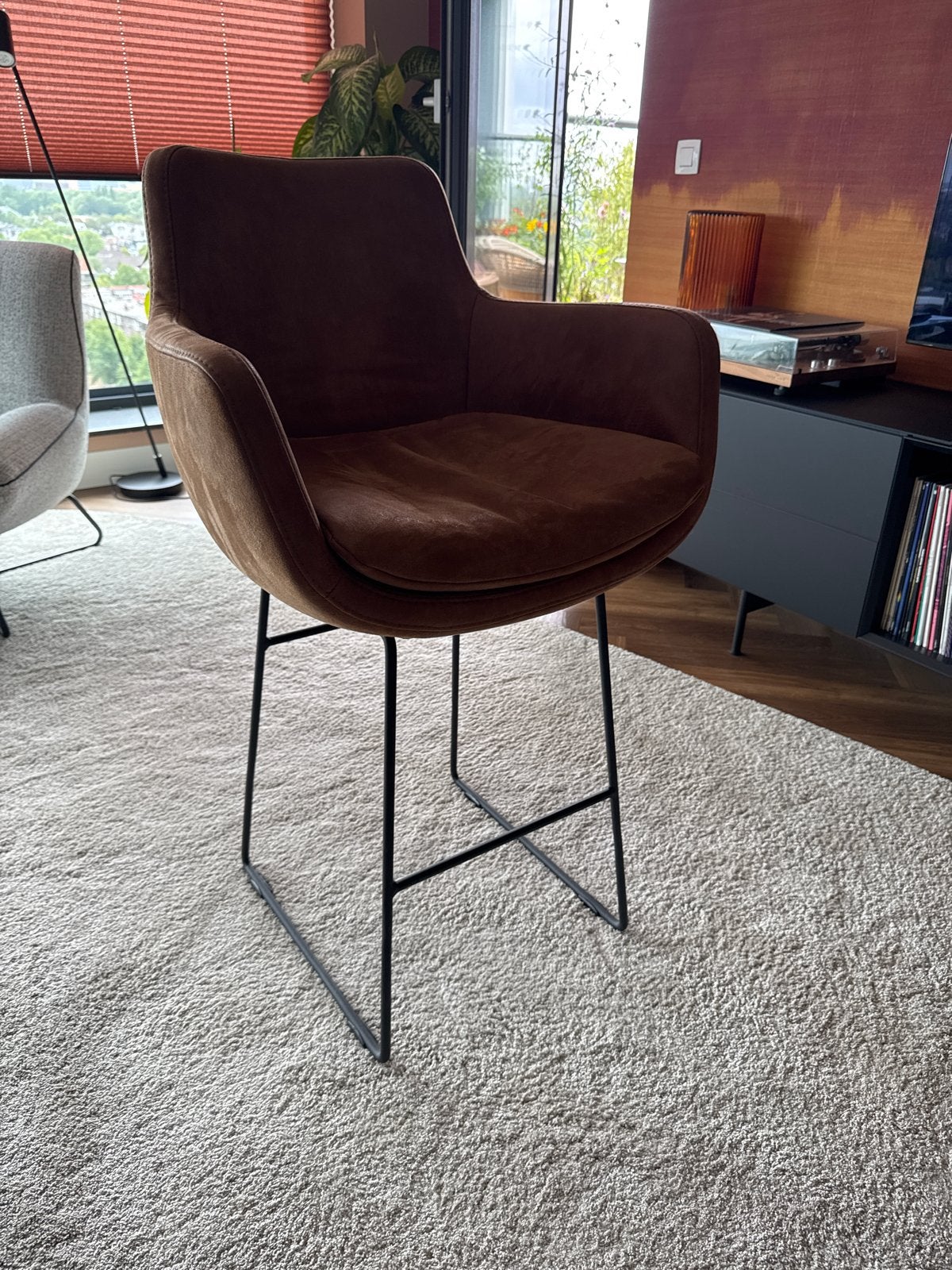 Comfortabele barkruk - bruin met metalen onderstel, Ophalen, Zo goed als nieuw, Metaal, 90 cm of meer