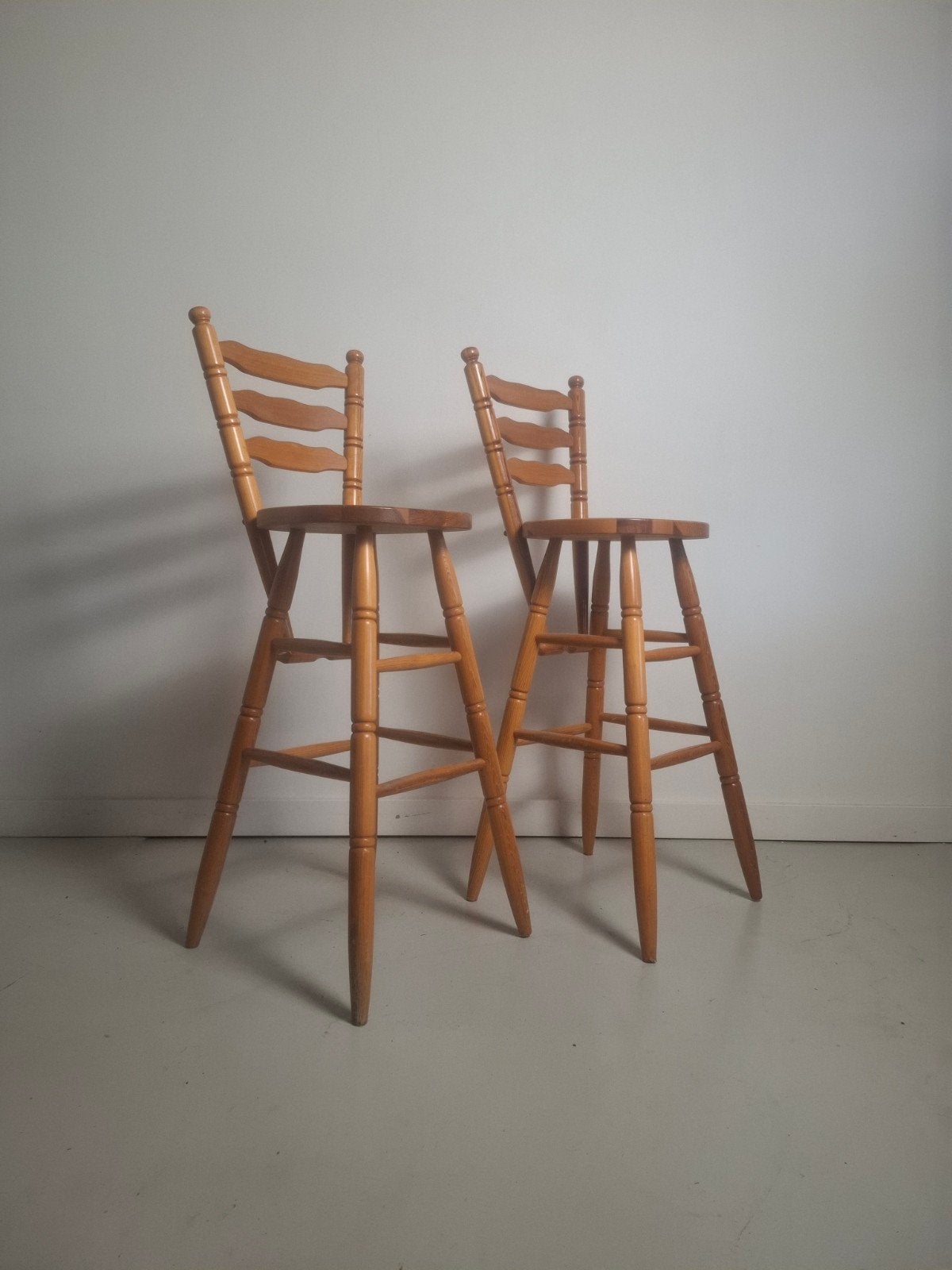 Set van 2 Vintage Houten Barkrukken brutalist krukken 70's, Ophalen of Verzenden, Gebruikt, Hout, 60 tot 90 cm