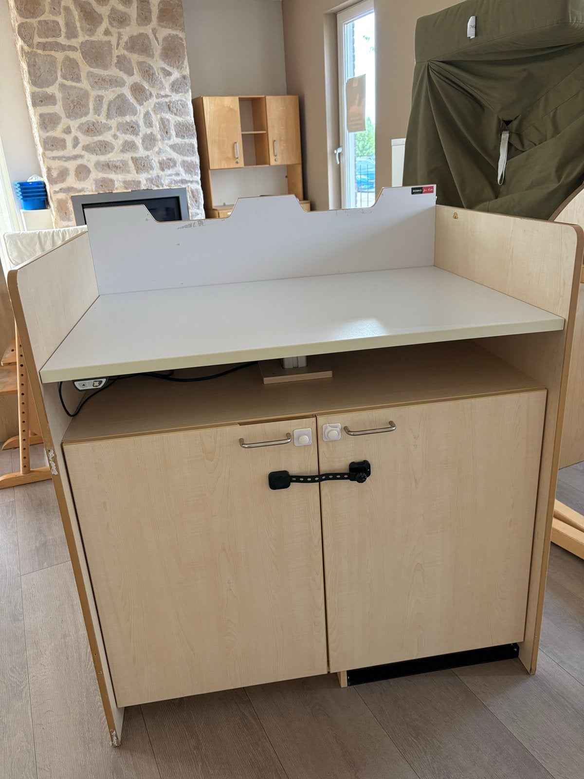 Professionele aankleedtafel met trapje en opbergruimte, Kinderen en Baby's, Gebruikt, Aankleedkussen, Standaard, Ophalen
