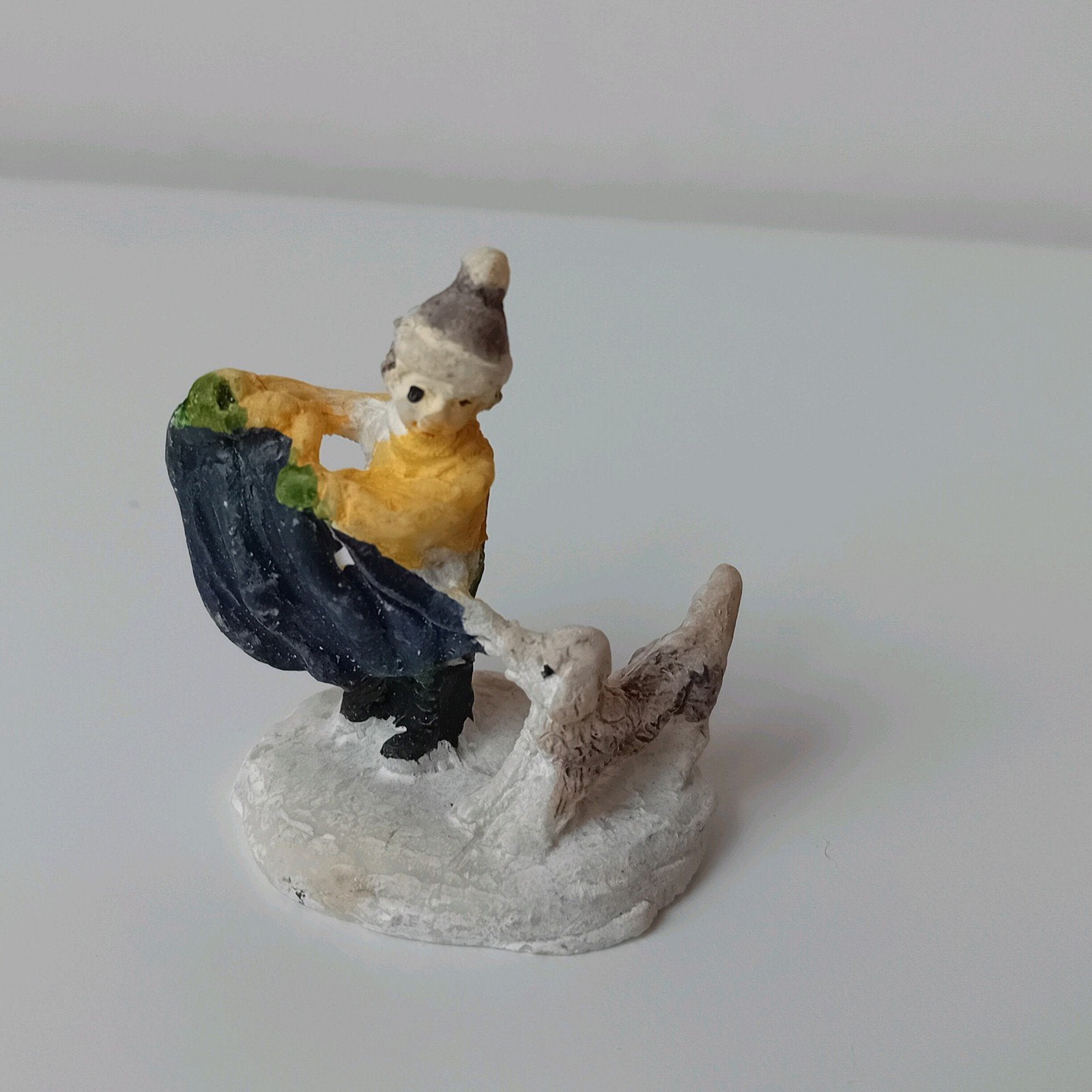 Kerstfiguur kindje met hond voor Kerstdorp, Ophalen of Verzenden