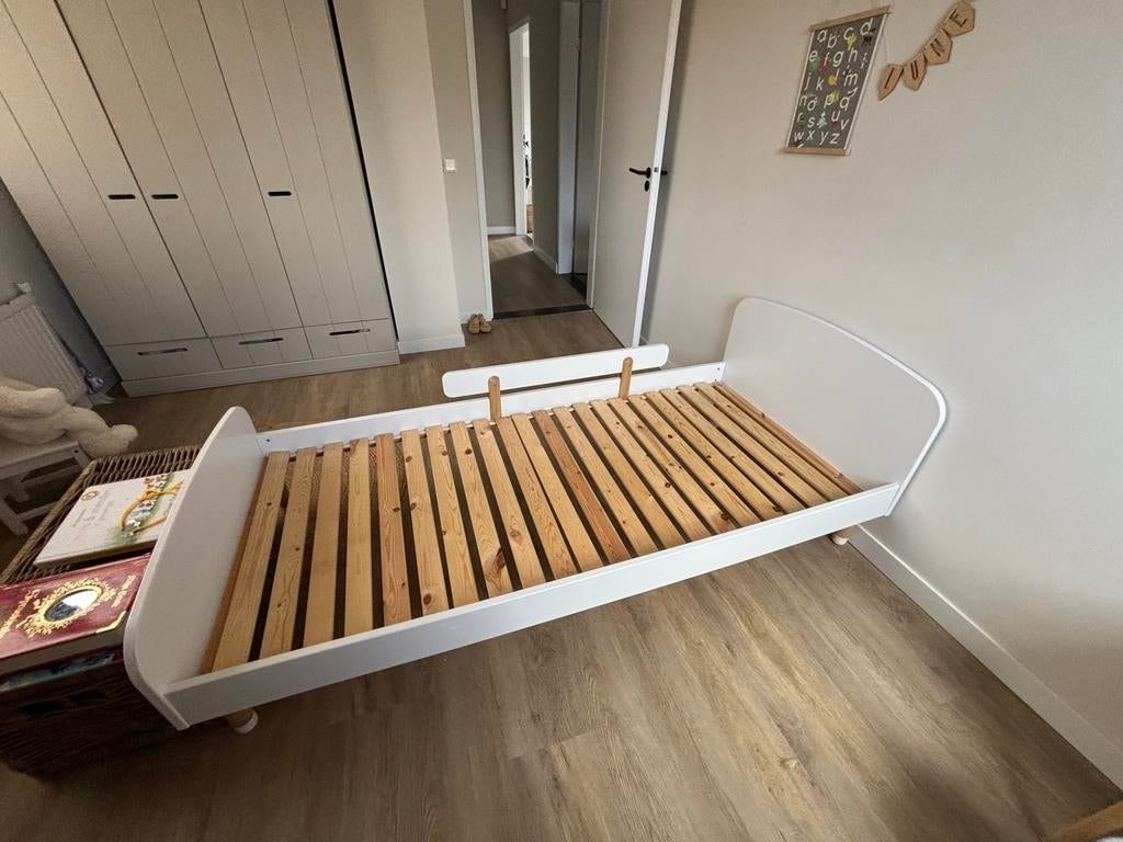 Flexa Play Kinderbed - Wit met houten poten, Ophalen, 90 cm, Eenpersoons, Wit