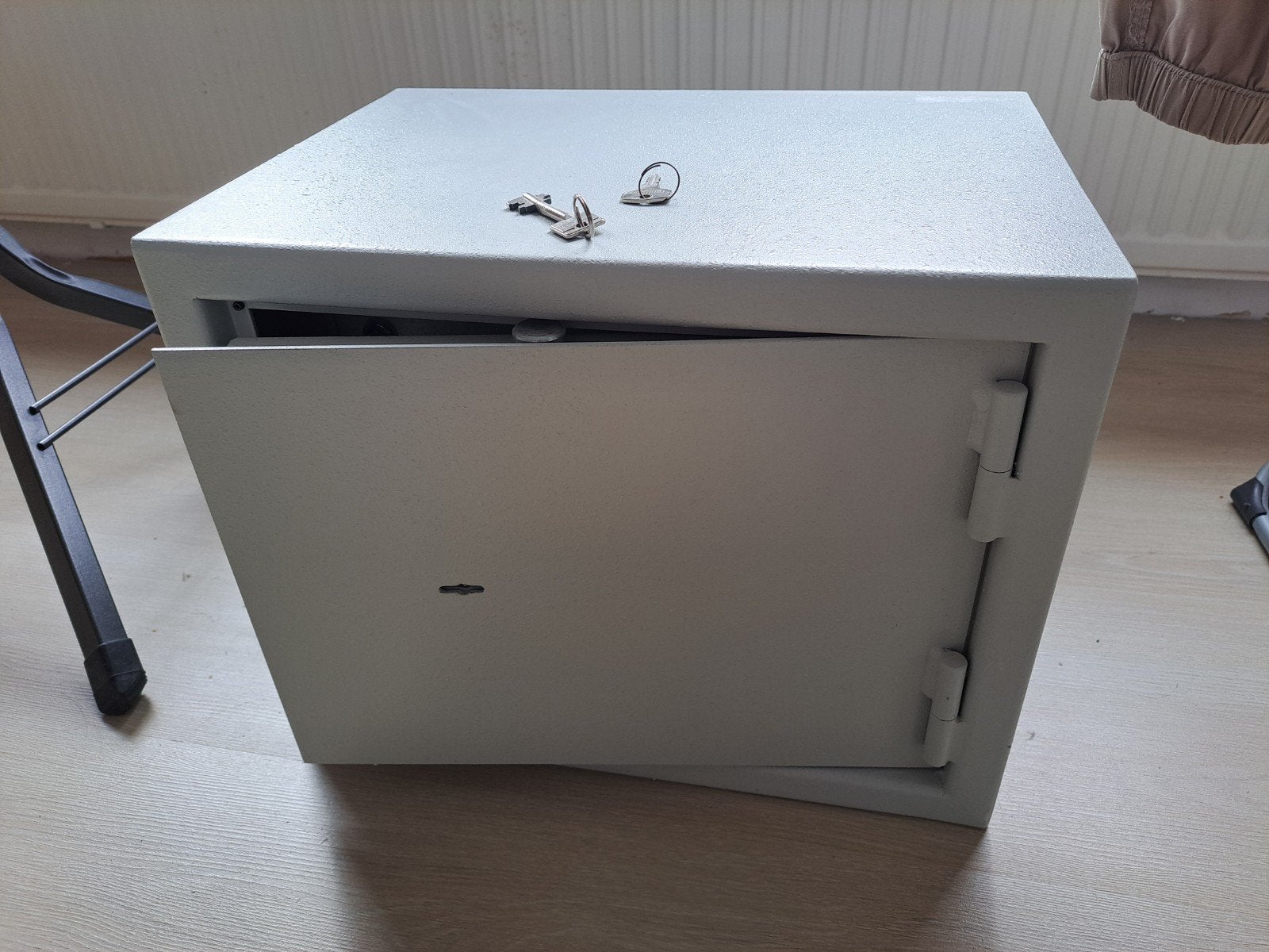 Kleine zware brandkast met sleutel, Huis en Inrichting, Brandblussers en Brandkasten, Ophalen, Gebruikt