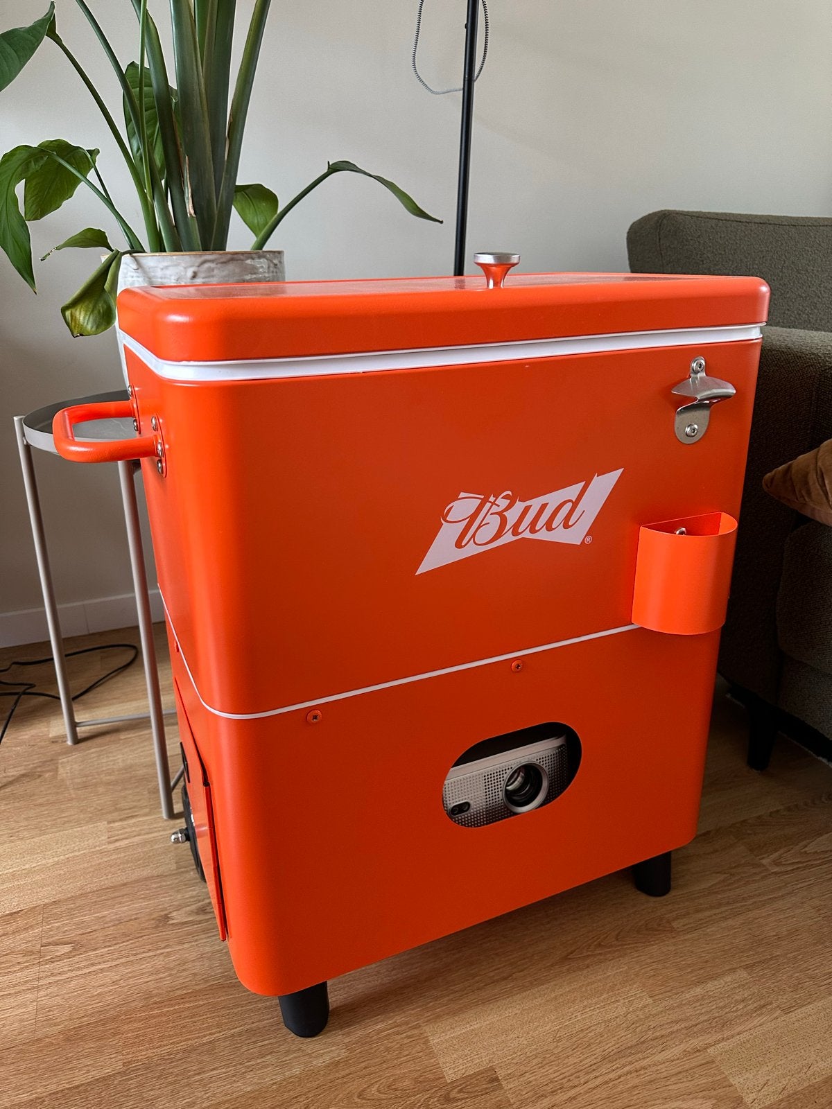 Bud Coolcast - Koelbox met ingebouwde smart beamer, Caravans en Kamperen, Ophalen, Nieuw, Koelbox, Koelelement