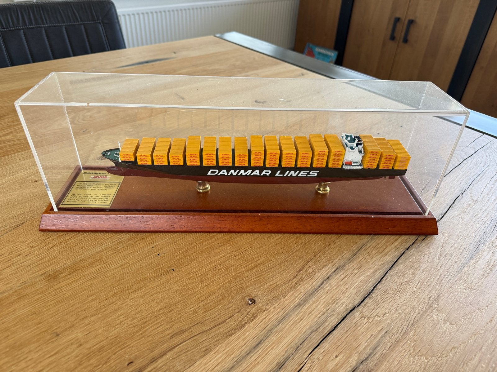 Danmar Lines Containerschip Model met Vitrine, Ophalen, Zo goed als nieuw, 1:200 of kleiner, Overige merken