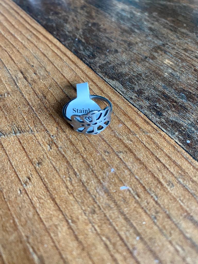 RVS Ring met Bloemmotief - Maat 18, Sieraden, Tassen en Uiterlijk, Ringen, Nieuw, Dame, 18 tot 19, Zilver, IJzer of Staal, Ophalen of Verzenden