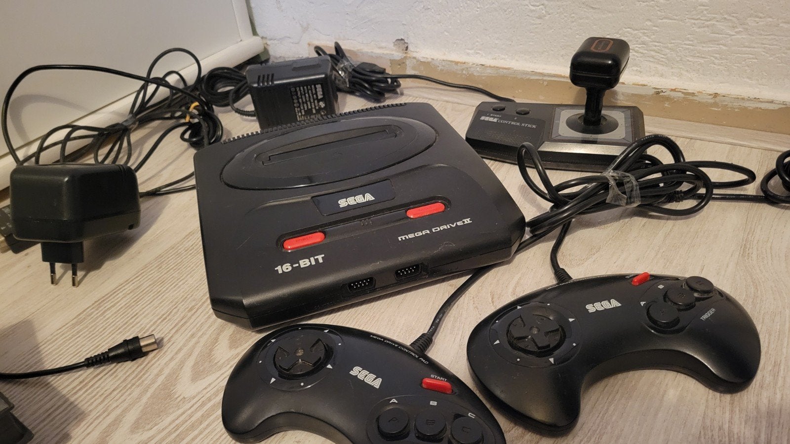Sega Mega Drive II met 2 controllers en joystick.vele games, Spelcomputers en Games, Spelcomputers | Sega, Ophalen, Gebruikt, Met 2 controllers