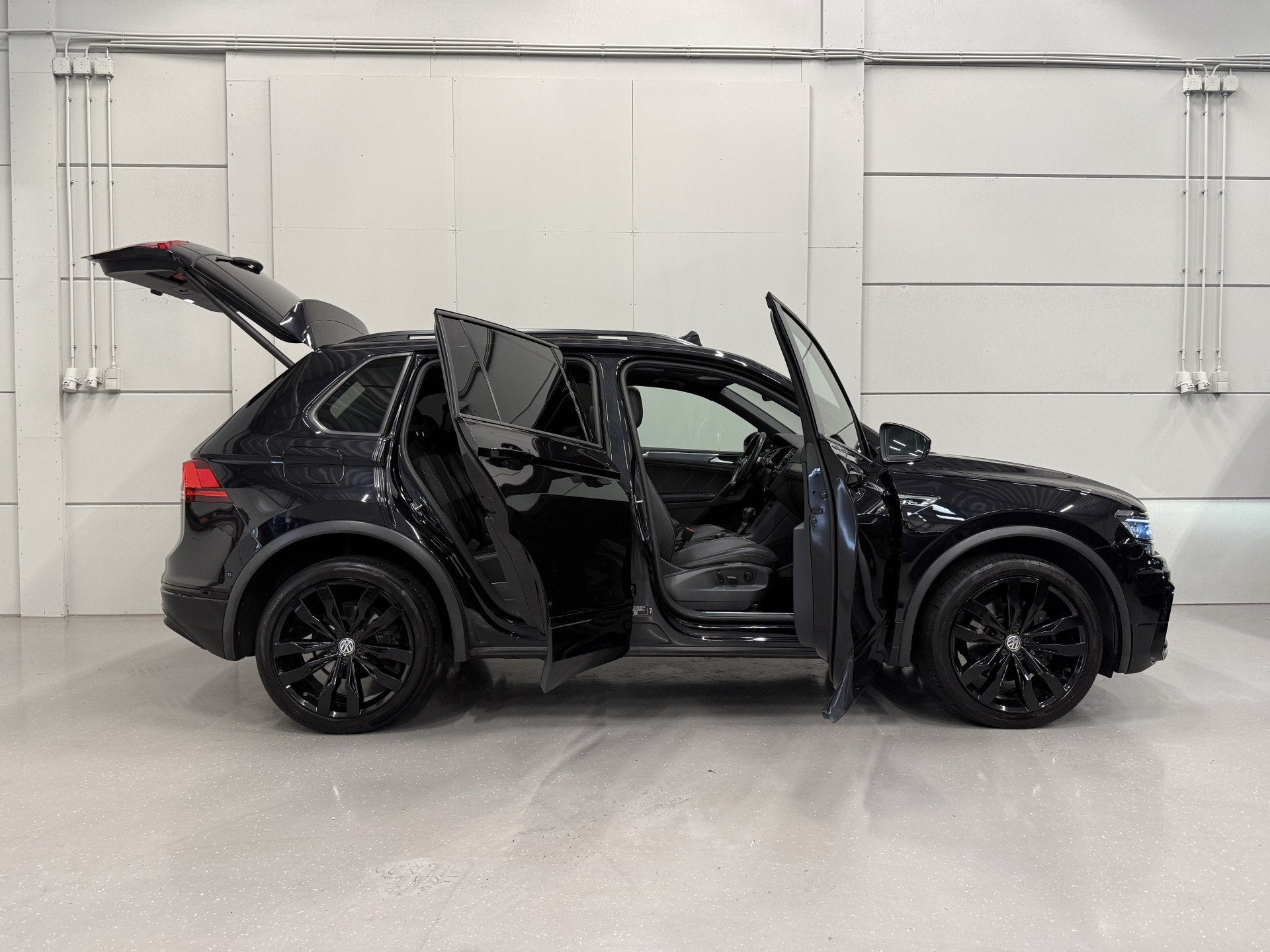 Foto 10 van Volkswagen Tiguan 2.0 TSI 4Motion 3x R-Line BLACK PANO/VOL-L