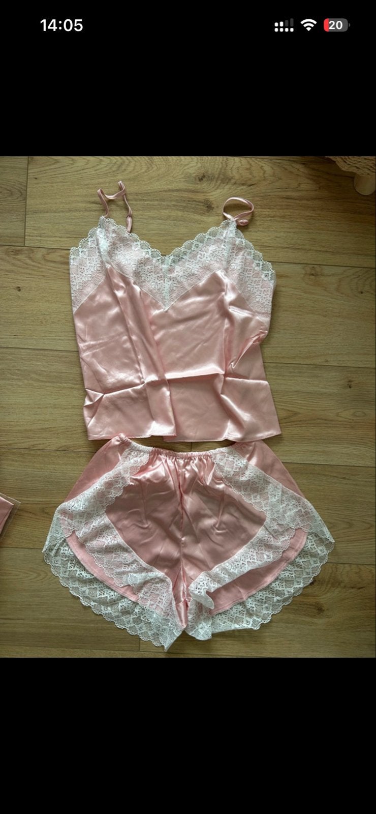 Roze satijnen pyjama set met kant, Kleding | Dames, Ophalen of Verzenden, Nieuw, Maat 42/44 (L)