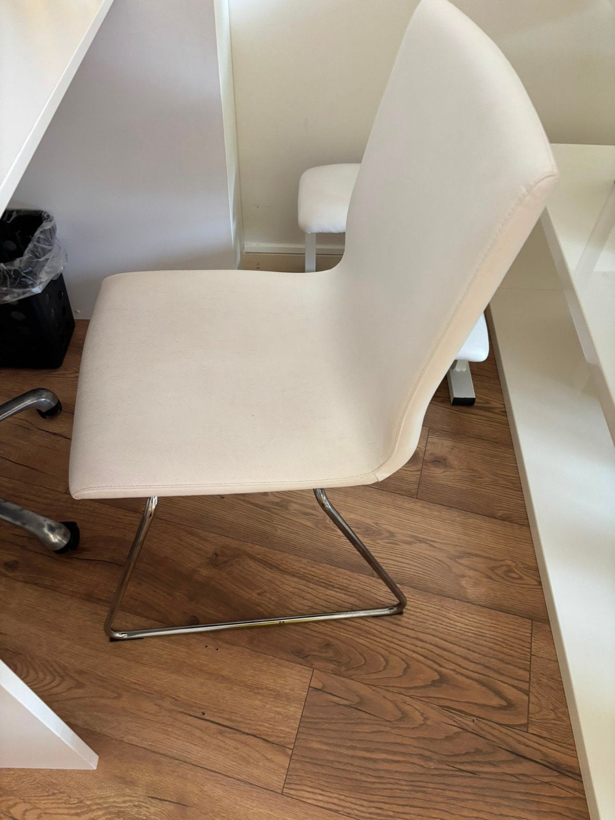 Mooie stoel uit inventaris schoonheidssalon, Ophalen