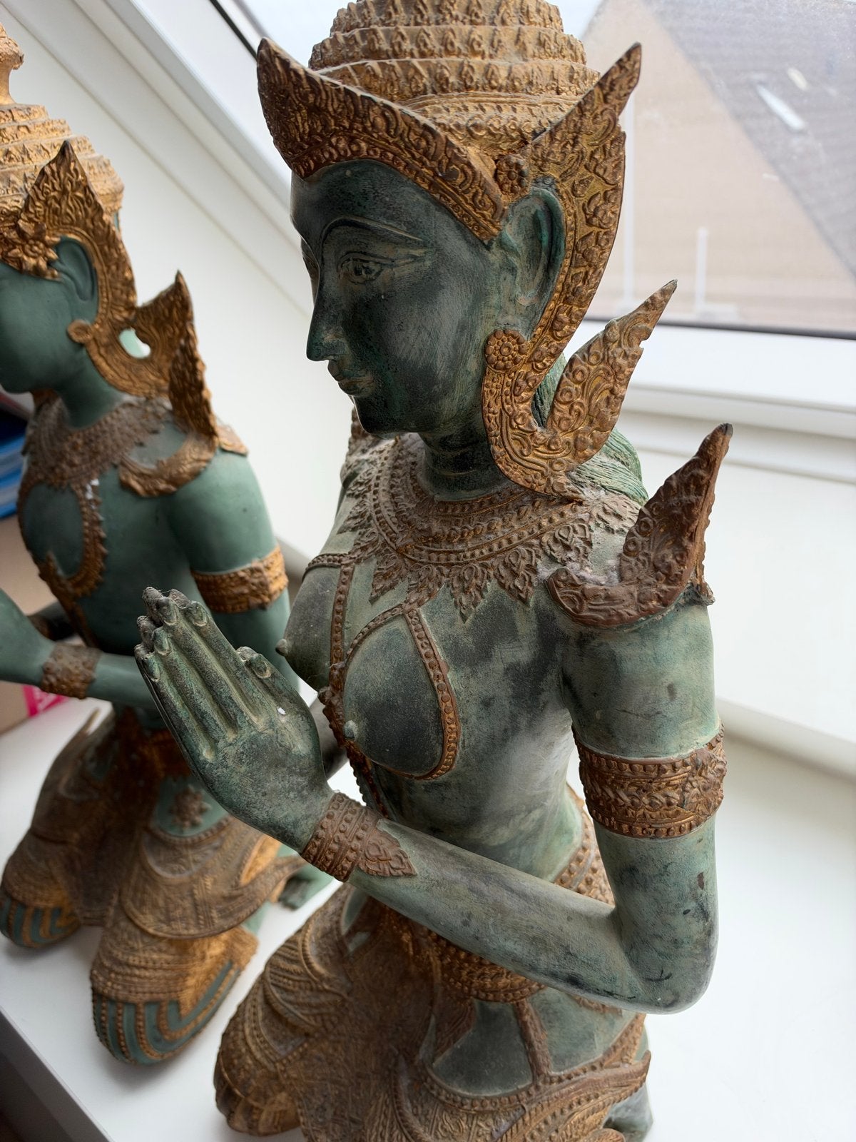 Twee prachtige Thaise beelden van goden in gebed, Ophalen, Gepatineerd, 20 - 50 cm, Beeld