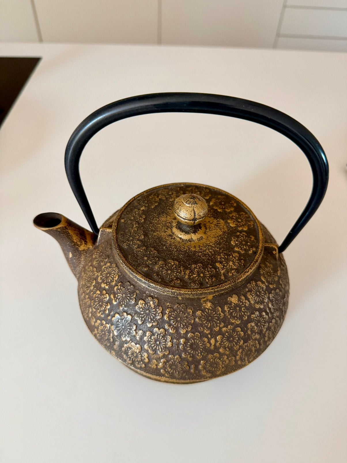 Japanse gietijzeren theepot - tetsubin -Japans stempel maker, Theepot/fluitketel, Gebruikt, Ophalen of Verzenden, Meerkleurig
