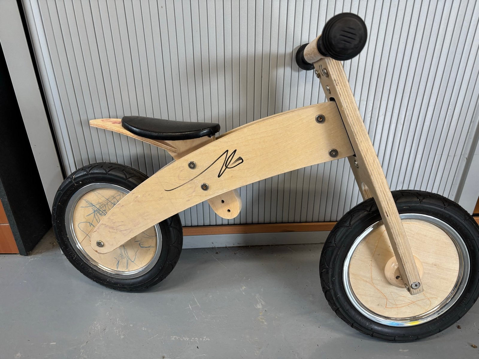 Foto 3 van Houten loopfiets voor kinderen leuk voor sinterklaas