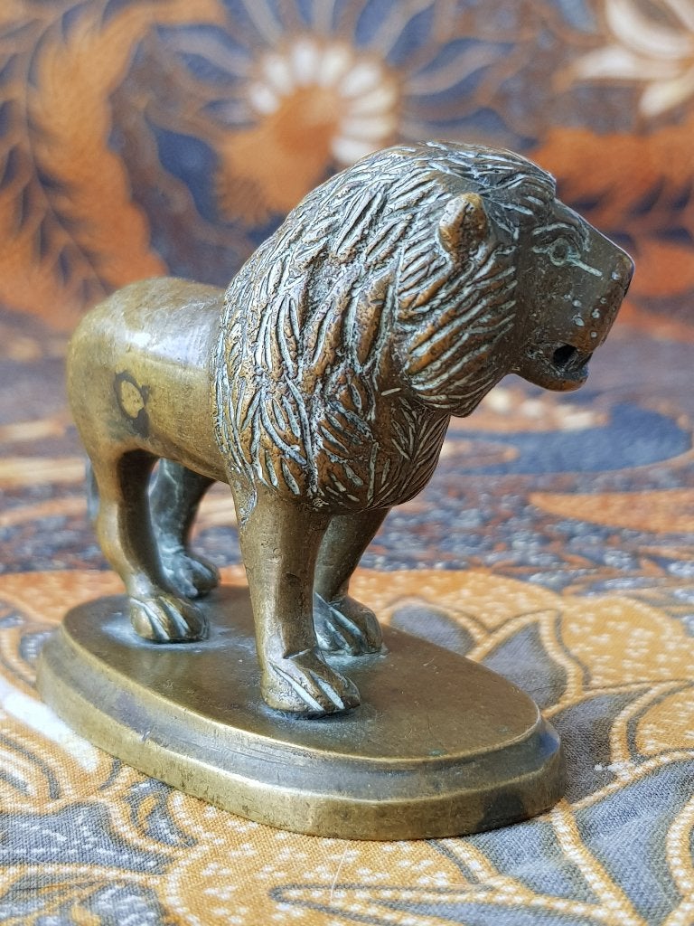 Mooi antiek Oosters brons beeldje van een leeuw 7,5 cm., Antiek en Kunst, Handgemaakt, Ophalen of Verzenden, Overige herkomsten