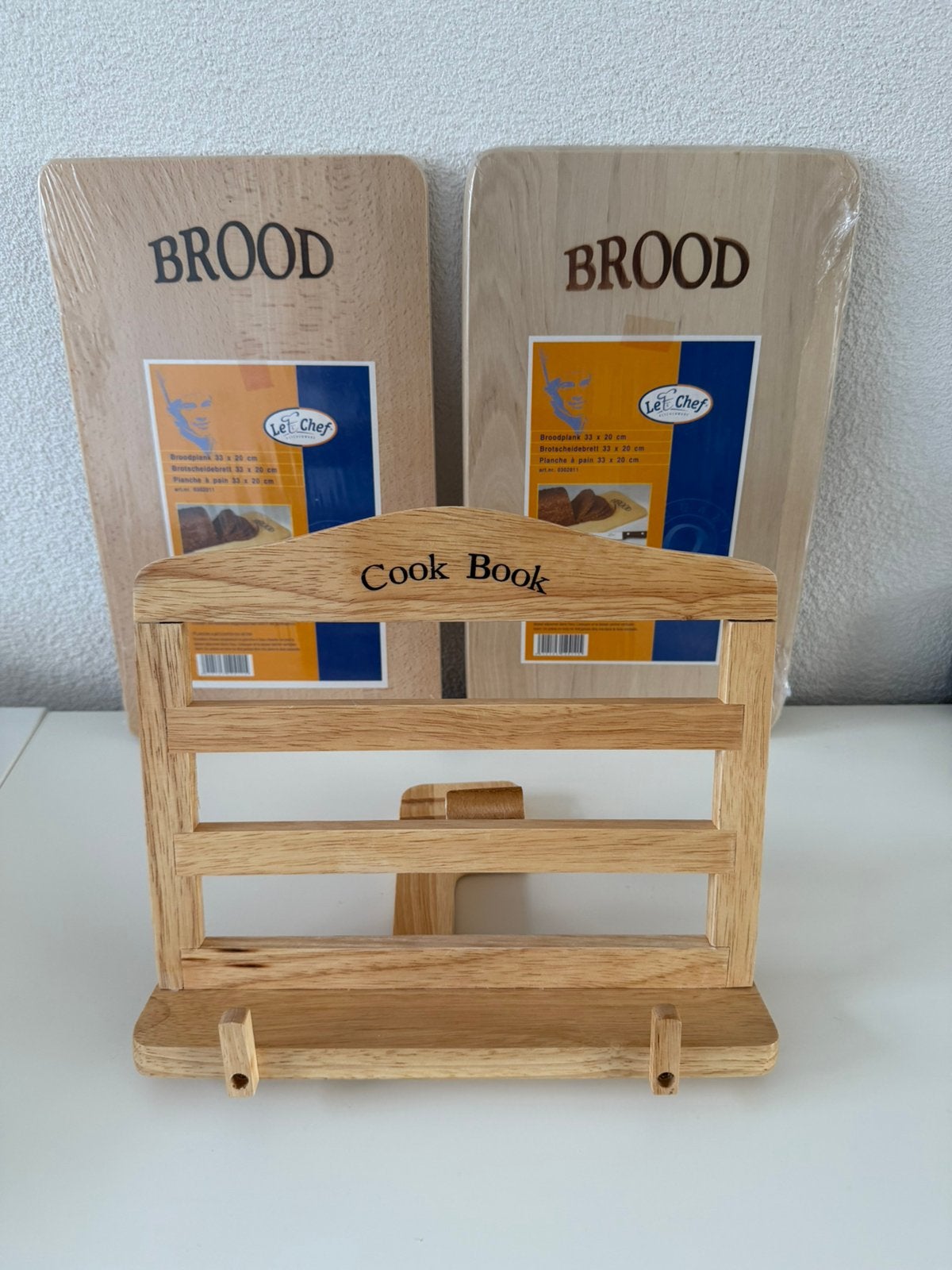 Nieuwe houten kookboekstandaard + 2 houten broodplankjes., Beige, Overige typen, Hout, Nieuw