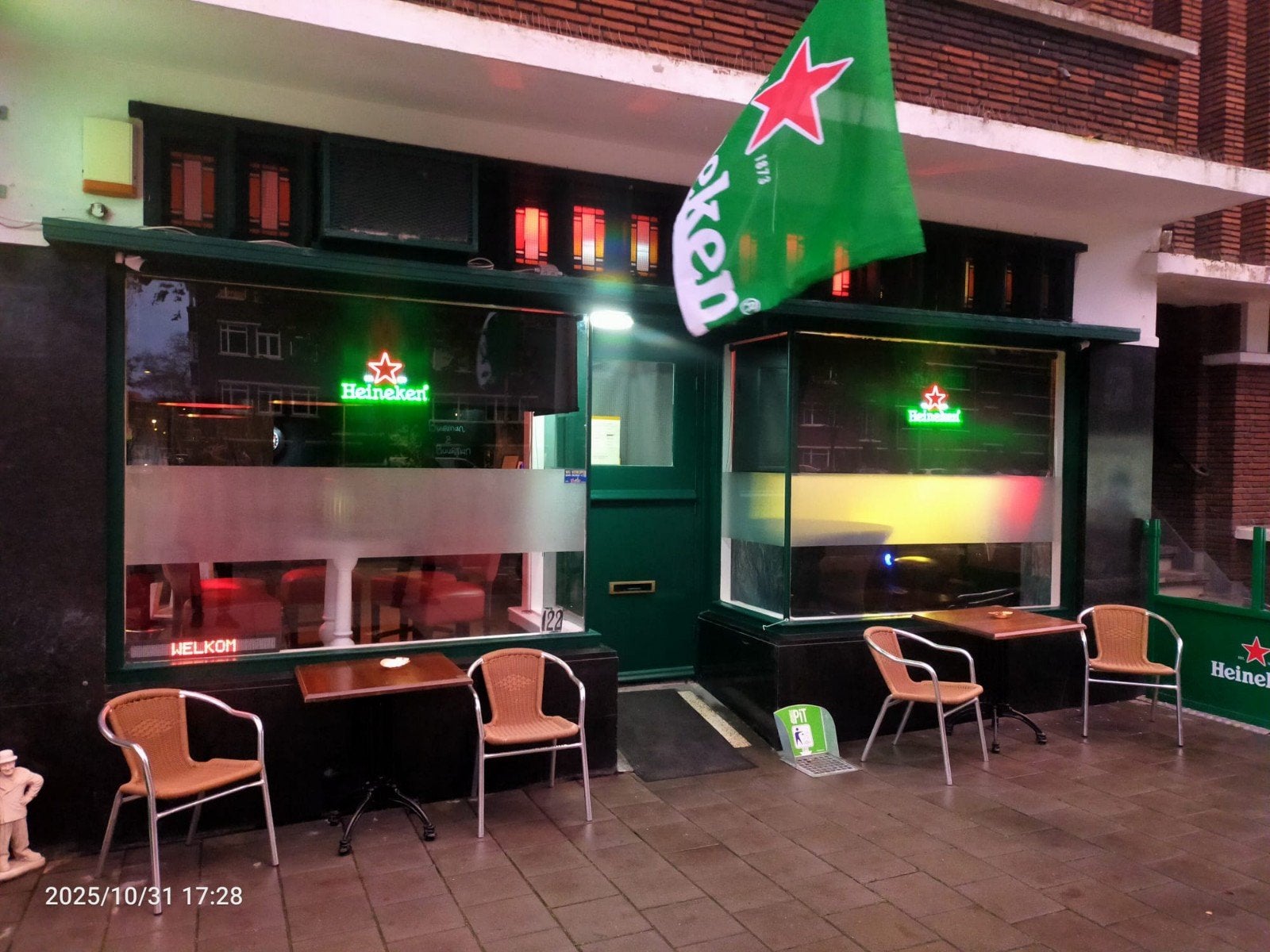 Gezellige bar met terras