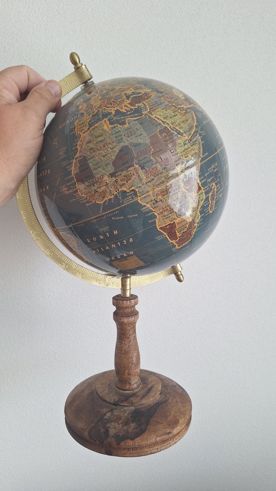Decoratieve Wereldbol met Houten Voet - 30 cm Hoog, Ophalen, Draaibaar, Zo goed als nieuw, Staatkundige wereldbol
