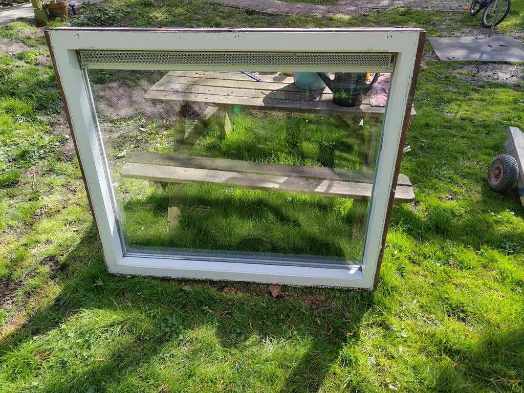 Houten buitenkozijn met HR++ glas en ventilatierooster, Doe-het-zelf en Verbouw, Kozijnen en Schuifpuien, Gebruikt, Raamkozijn