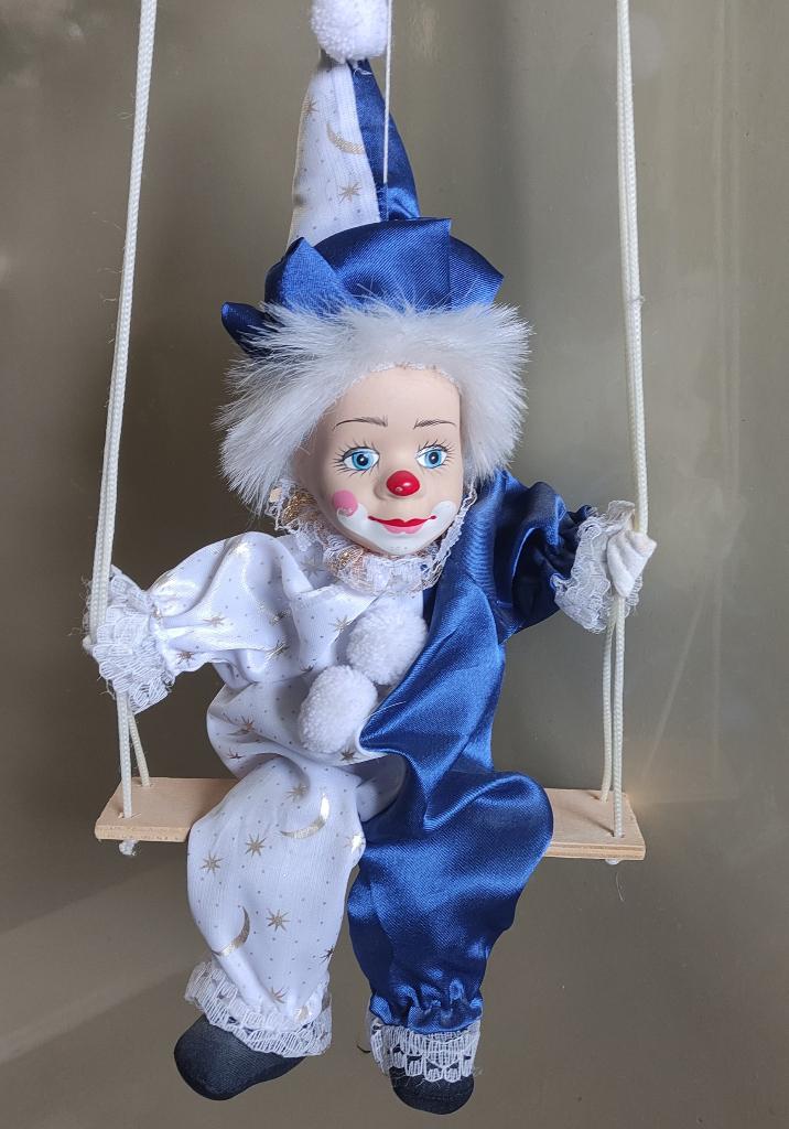 mooie clown op een schommel, Verzamelen, Poppen, Ophalen of Verzenden, Zo goed als nieuw, Pop