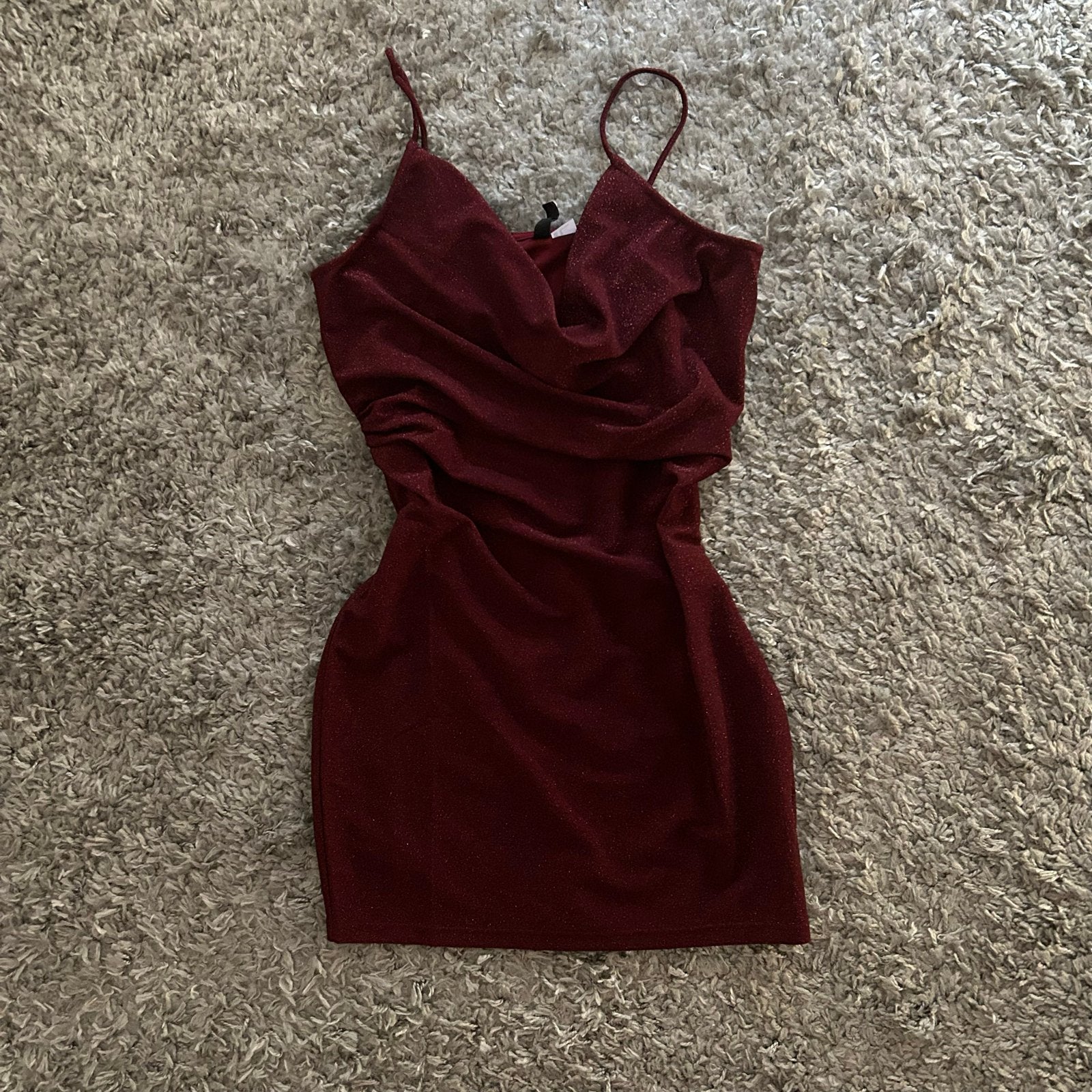 Mooie bordeauxrode glitterjurk - Maat M, Kleding | Dames, Jurken, Zo goed als nieuw, Maat 38/40 (M), Rood, Boven de knie, Ophalen of Verzenden