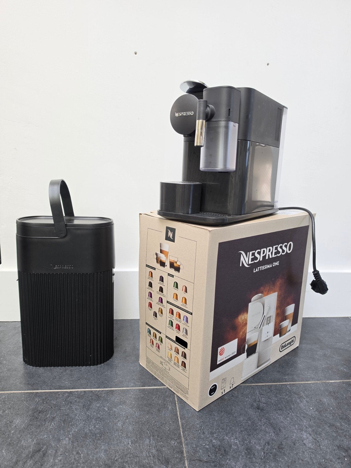 Nespresso De'Longhi Lattissima One (Zwart) cups koffiezetapp, Witgoed en Apparatuur, Koffiemachine, Ophalen of Verzenden, Zo goed als nieuw