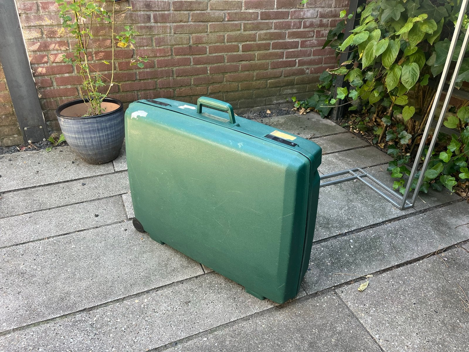 Vintage Groene Koffer met Wieltjes en Slot, 60 tot 70 cm, Gebruikt, Hard kunststof, 45 tot 55 cm