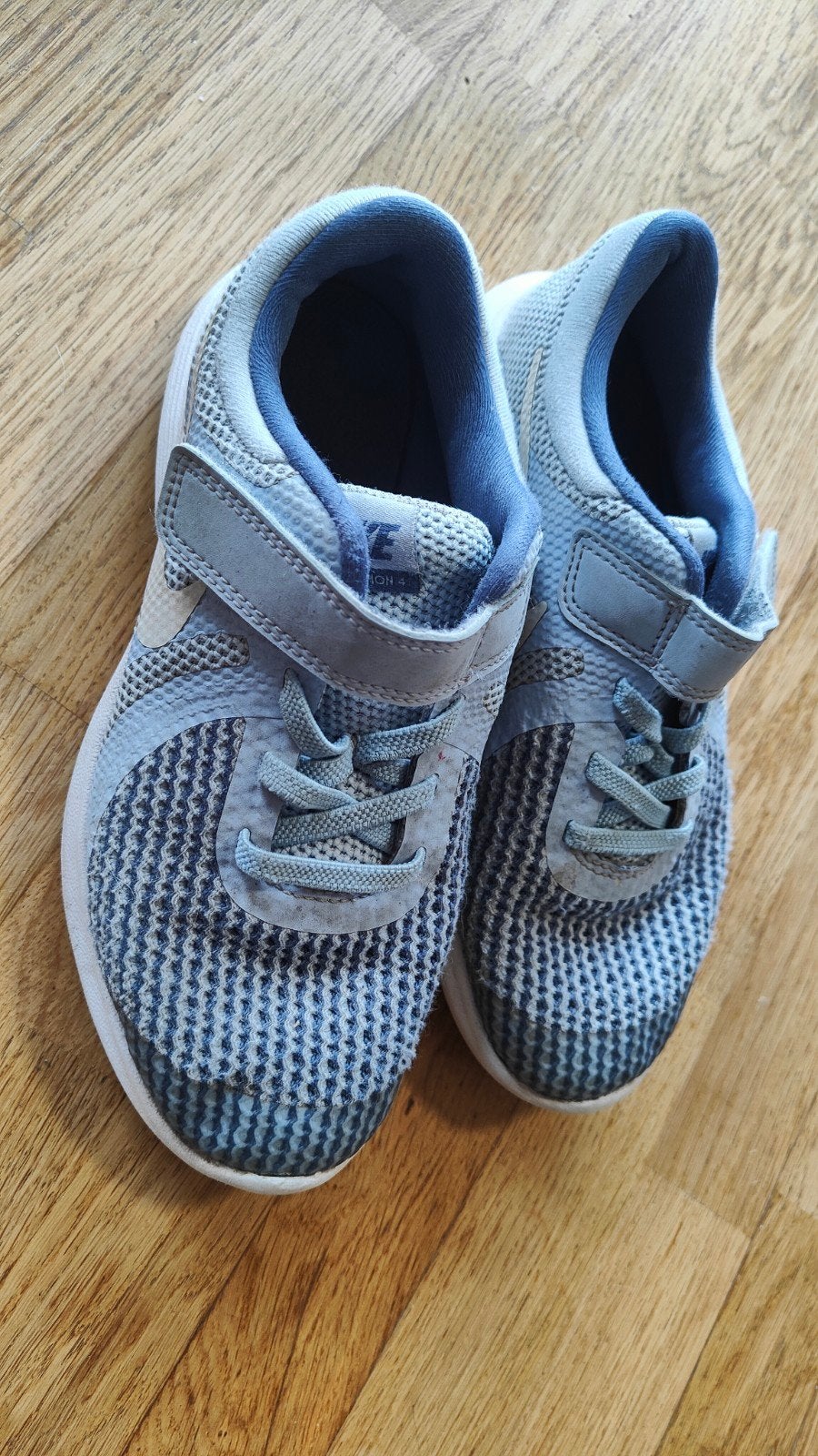 Nike Revolution 4 Sportschoenen - Maat 33.5, Gebruikt, Ophalen of Verzenden, Nike, Jongen of Meisje