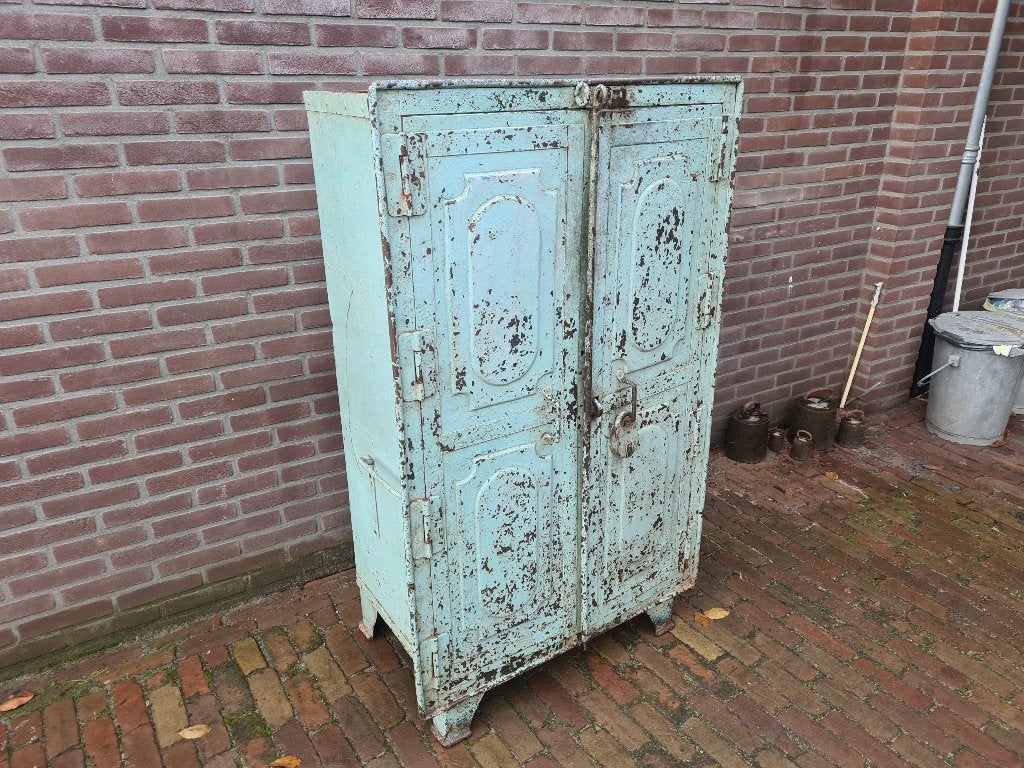 Antieke industriële ijzeren geklonken kast,, Antiek en Kunst, Ophalen