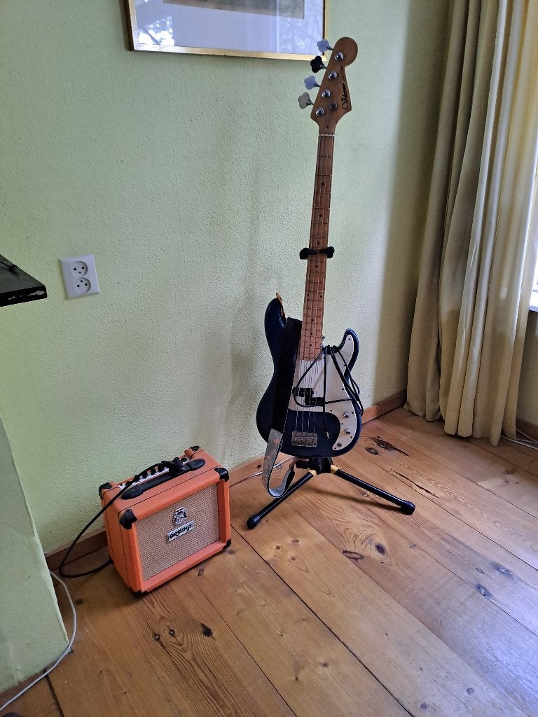 basgitaar; standaard ; versterkertje en verbindingssnoer, Ophalen, Gebruikt, Elektrisch