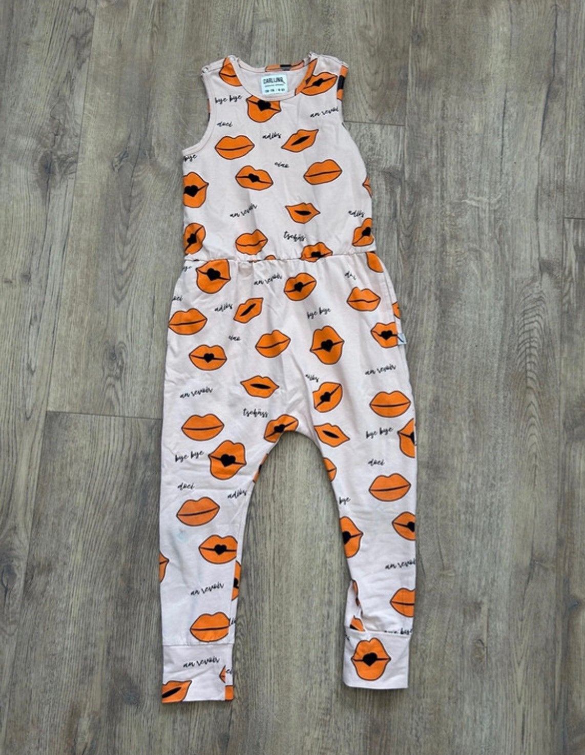 CarlijnQ jumpsuit maat 110/116 lippen print speelpak, Kinderen en Baby's, Kinderkleding | Maat 92, Ophalen of Verzenden, Zo goed als nieuw