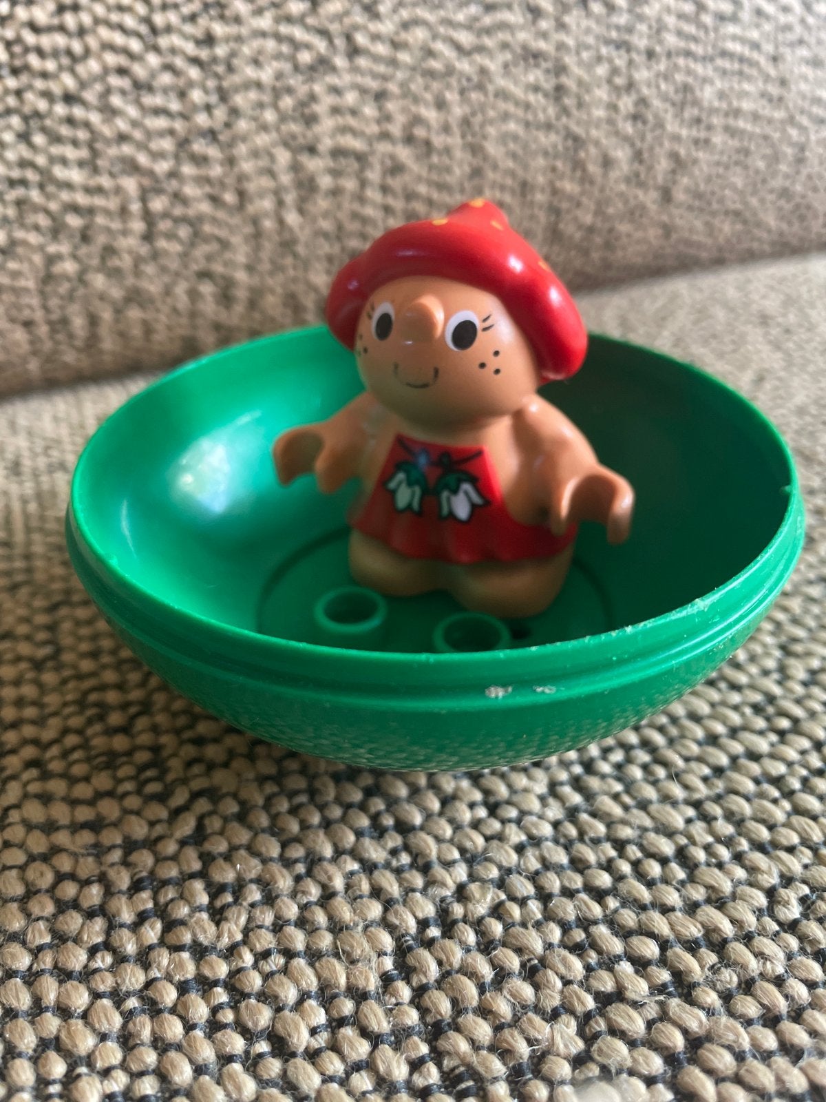 Vintage Lego Duplo aardbei poppetje met hoedje, kabouter, Ophalen of Verzenden, Gebruikt