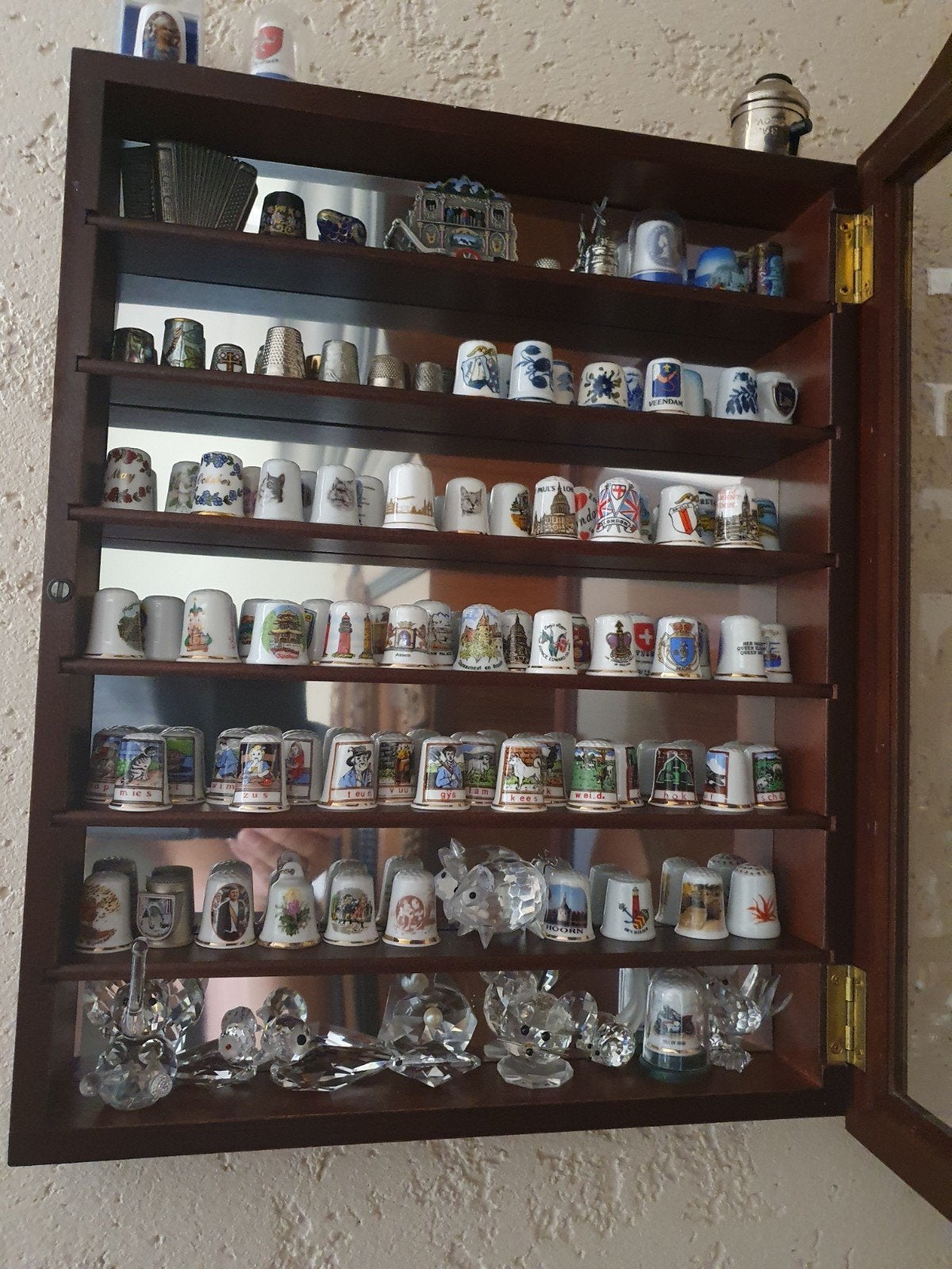 Collectie vingerhoedjes en Swarovski beeldjes met kastje, Ophalen, Reliëf, Zo goed als nieuw, Nederland