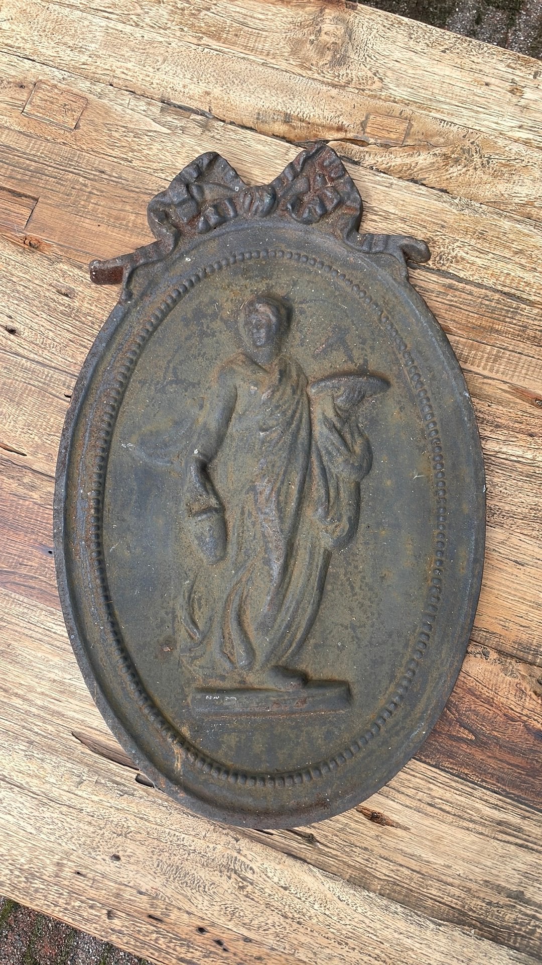 Victoriaans wandpaneel van gietijzer, Ophalen