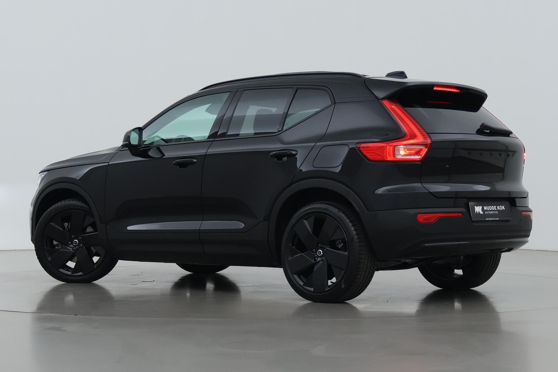 Volvo EX40 Twin Motor Plus Black Edition 82 kWh | ACC | Pano, Auto's, Automaat, Stof, Gebruikt, 82 kWh