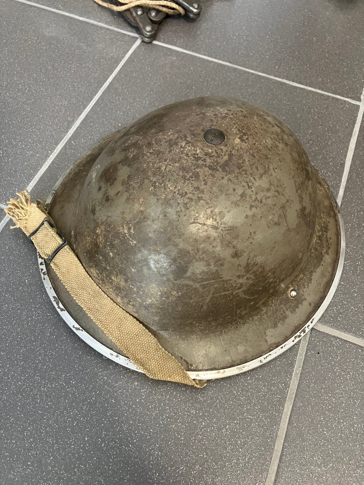 Vroeg gedateerde Engelse helm. Lees omschrijving aub, Ophalen of Verzenden, Landmacht, Engeland, Helm of Baret