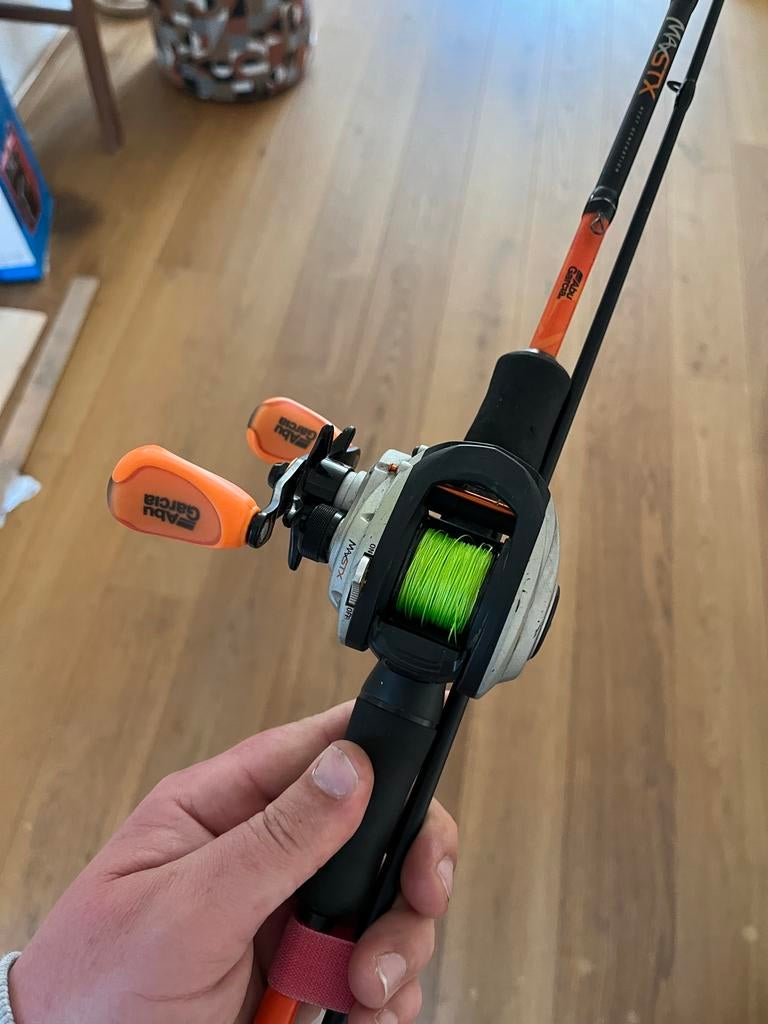 Abu Garcia Max STX Werphengel met Molen, Watersport en Boten, Hengelsport | Algemeen, Ophalen of Verzenden, Zo goed als nieuw