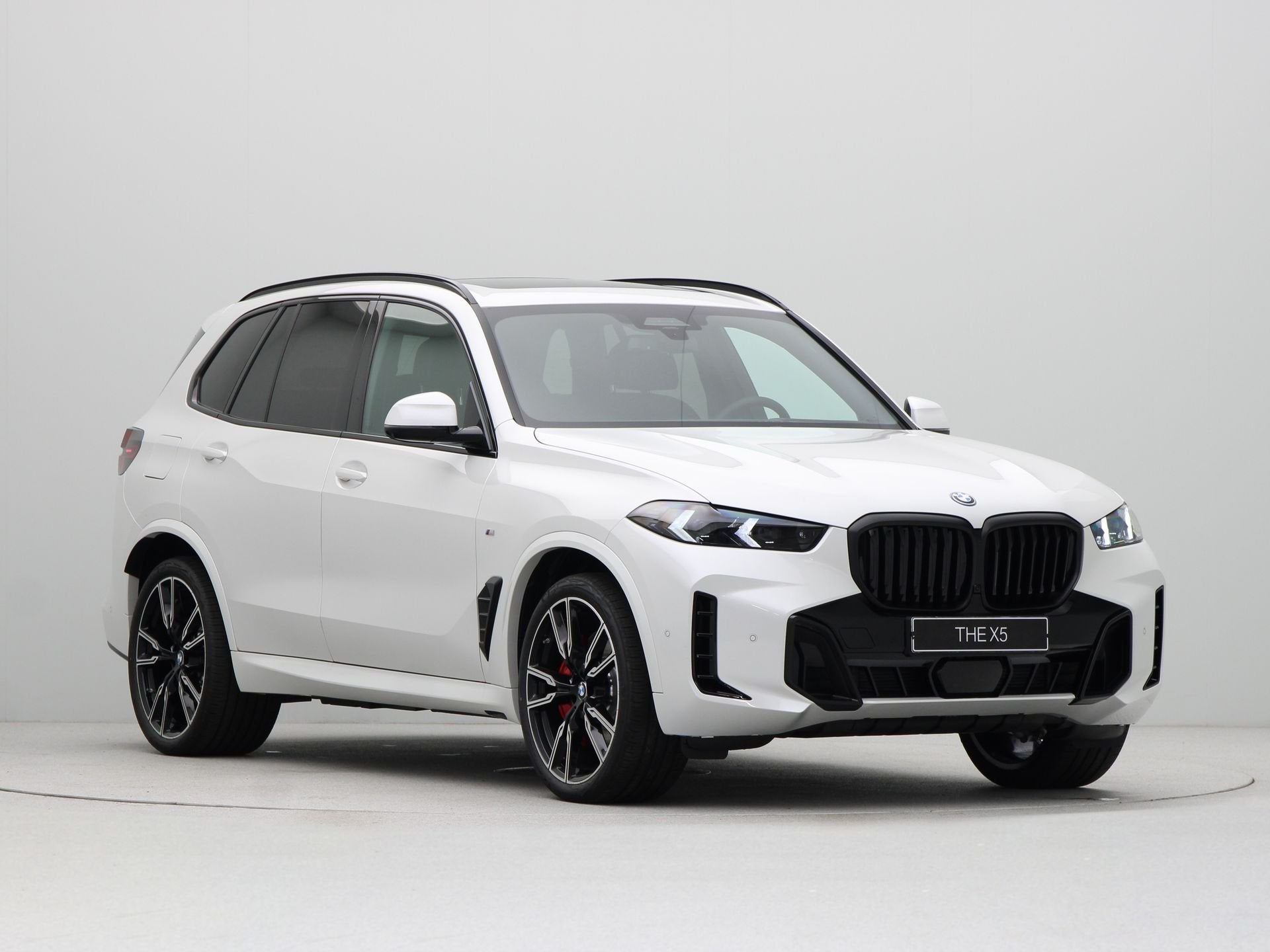 BMW X5 xDrive50e (bj 2026, automaat), Auto's, 2395 kg, Met garantie (alle), Overige brandstoffen, Wit