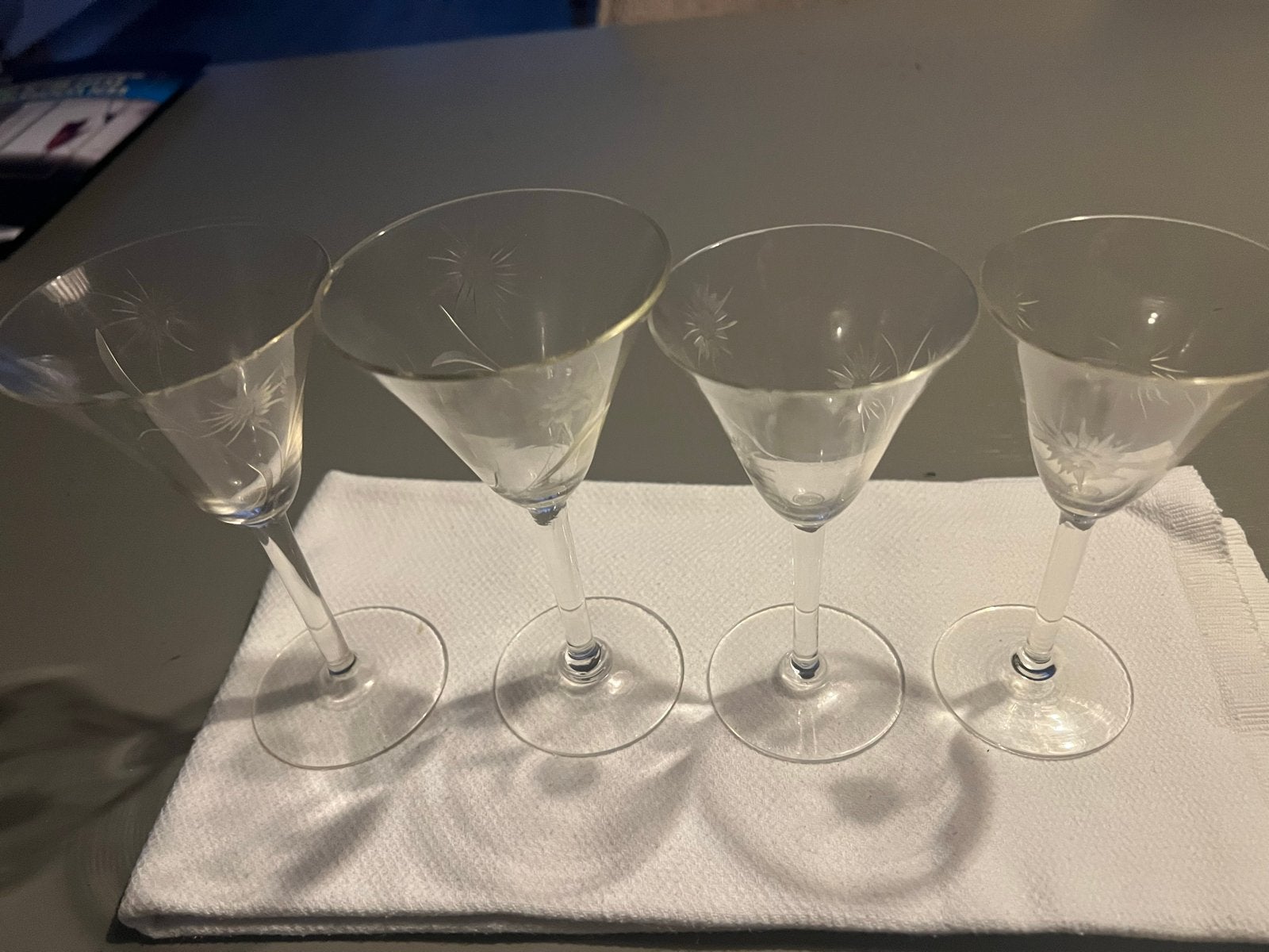 Set van 4 vintage cocktailglazen met gegraveerd patroon, Antiek en Kunst, Antiek | Glas en Kristal, Ophalen