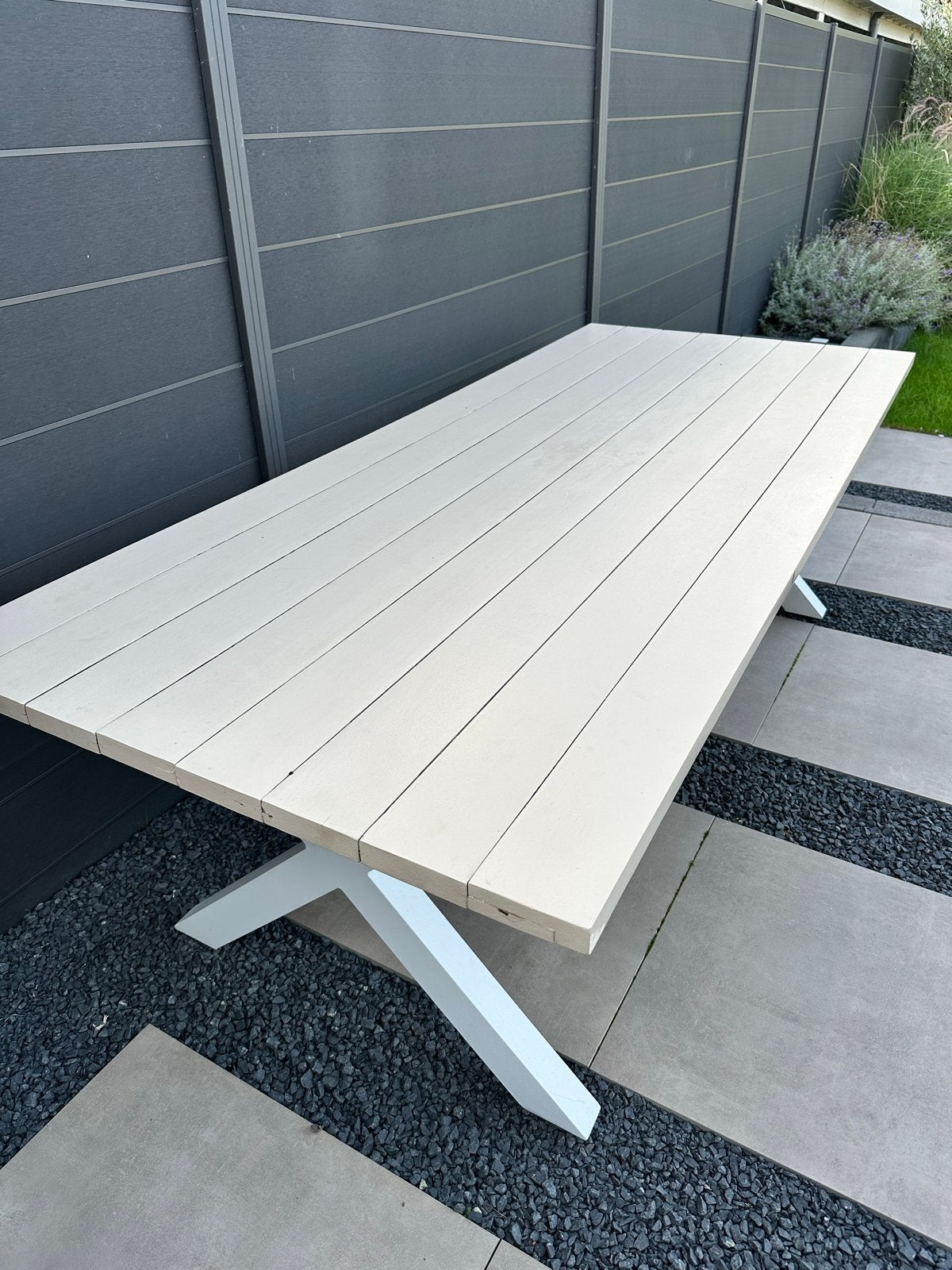 Robuuste houten tuintafel - perfect voor buiten