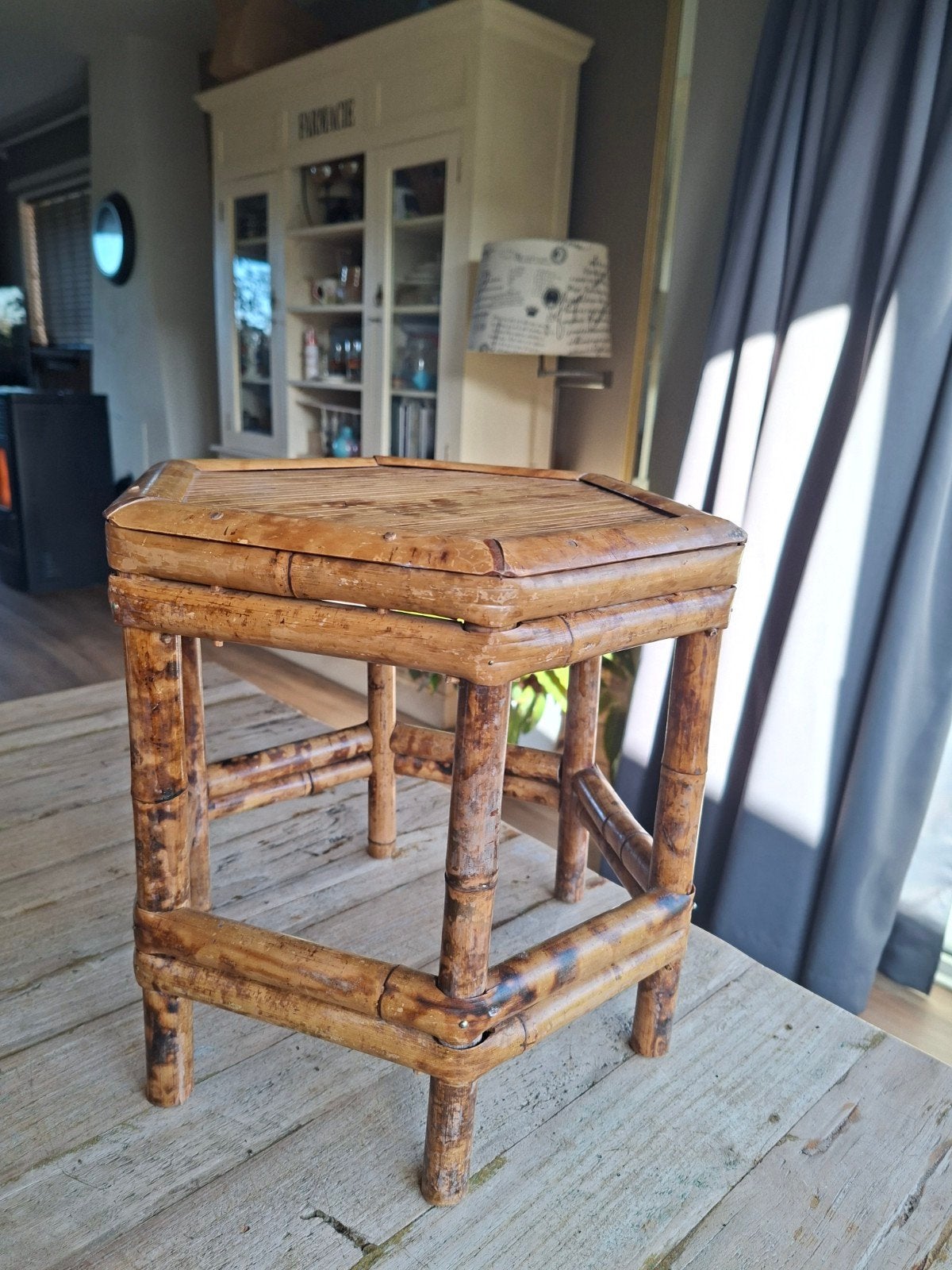 Vintage zeshoekige bamboe bijzettafel / plantentafel, Ophalen of Verzenden