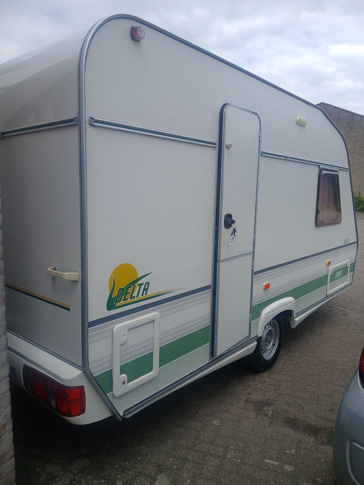 Delta Liner 3900 EK - Compacte en complete caravan, Rondzit, Bedrijf, 750 - 1000 kg, Schokbreker