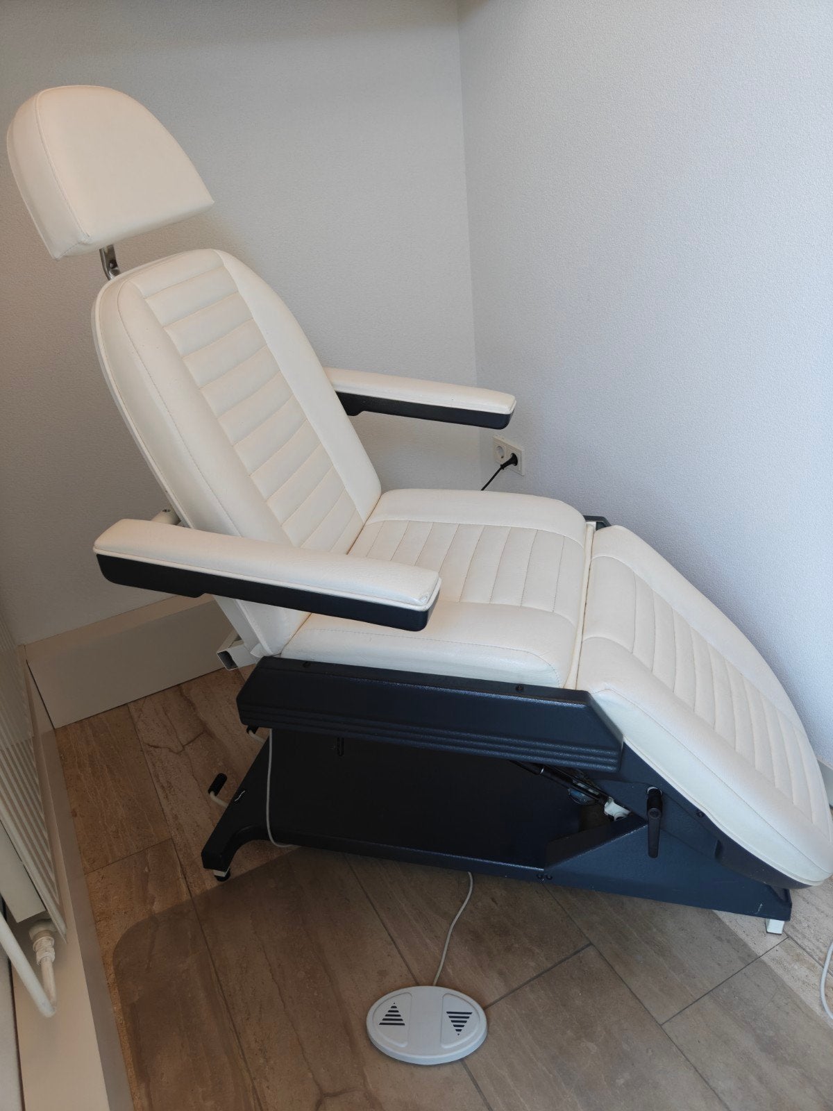 Prachtige elektrische behandelstoel / massagetafel - Wit, Ophalen, Gebruikt, Wit, Leer